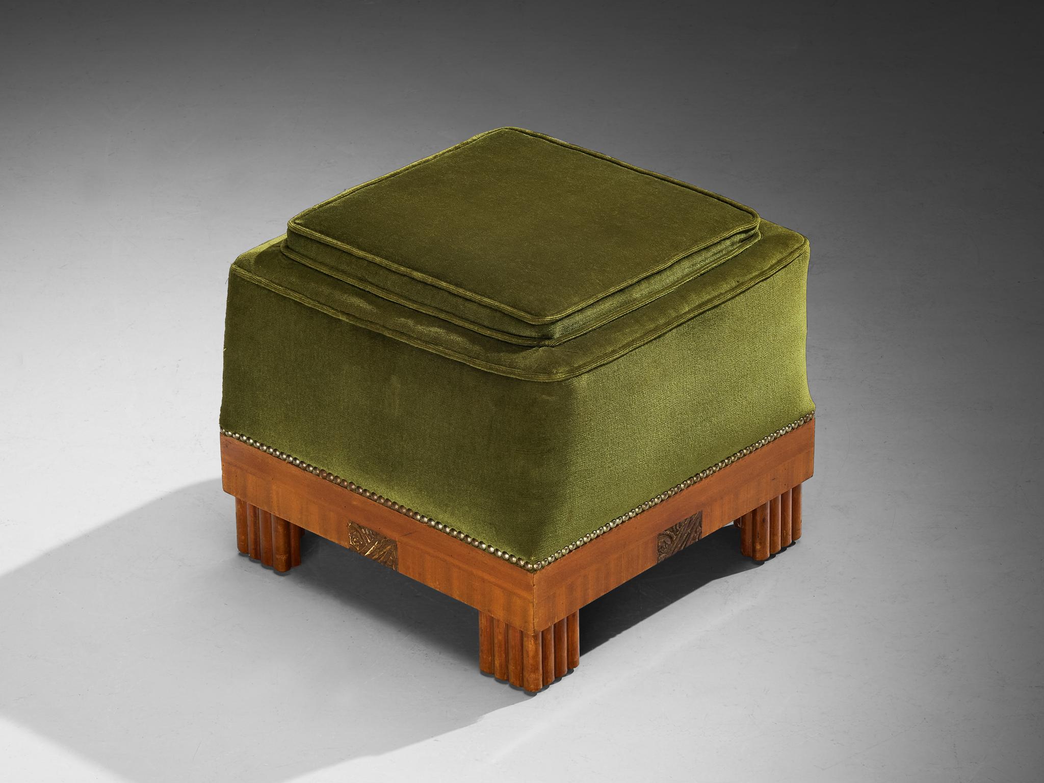 Poggiapiedi/pouf, velluto, metallo, mogano, Europa, anni '30

Questo elegante pouf europeo degli anni '30 mostra un equilibrio armonioso tra geometria audace e invitante morbidezza. Rivestito in velluto verde, il pezzo offre una superficie morbida e