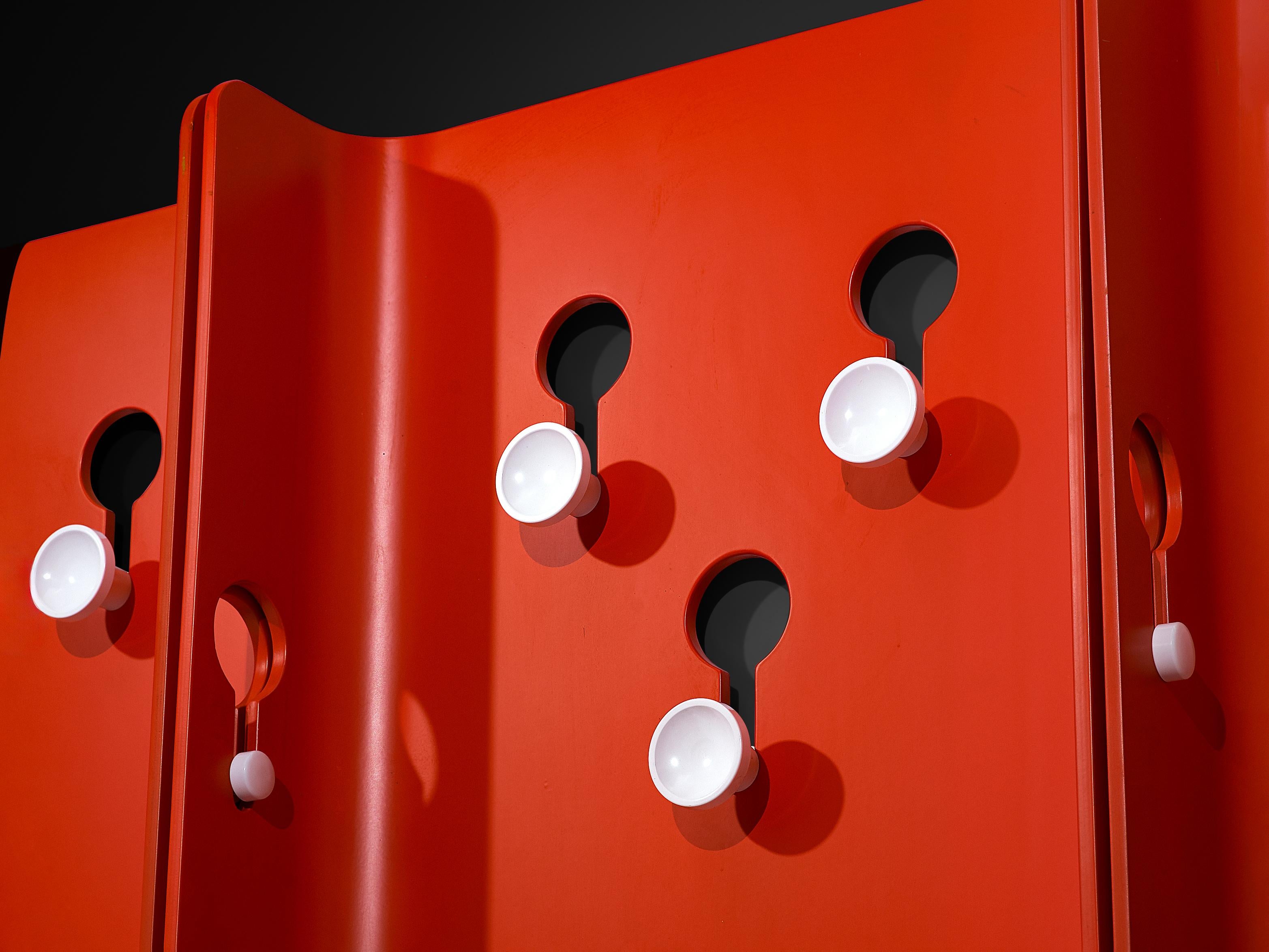 Mid-Century moderno Carlo De Carli per Fiarm Appendiabiti in compensato rosso in vendita