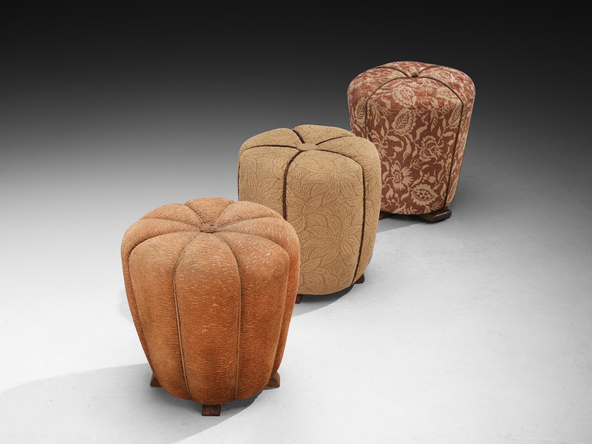 Jindrich Halabala pour Up&Up, pouf, tabouret, ottoman, tissu, hêtre, République tchèque, années 1930.

Ce pouf poétique, conçu dans les années 1930 à l'apogée du mouvement Art déco, se distingue par sa tapisserie artistique, qui a conservé son tissu