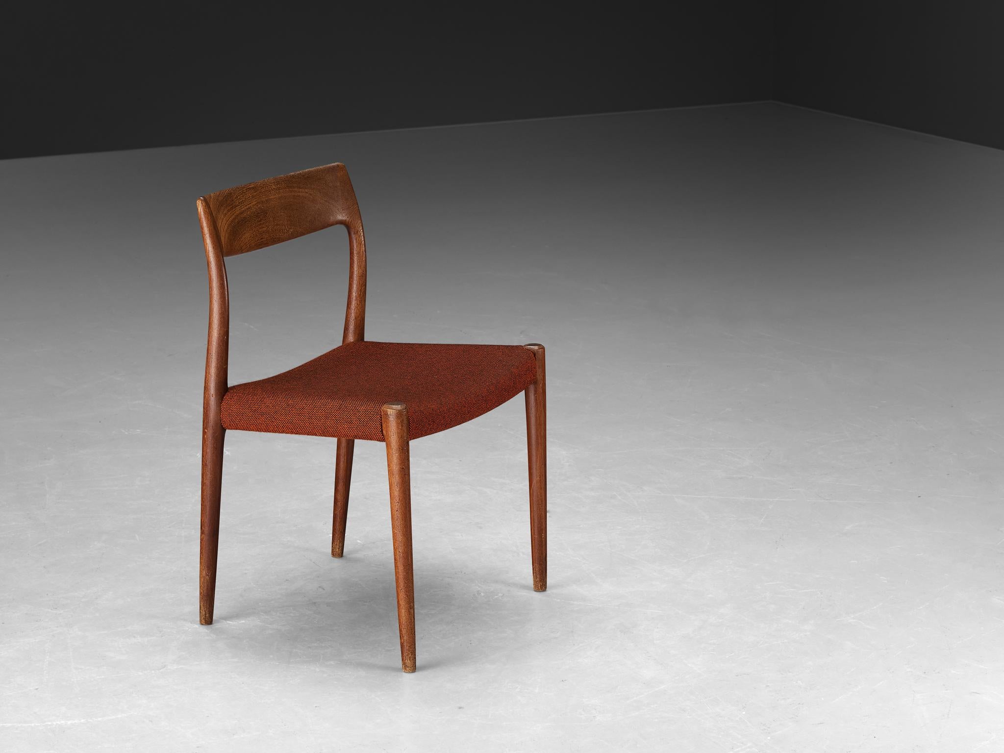 Niels Otto Møller für J.L. Møllers Møbelfabrik, Esszimmerstuhl, Modell '77', Stoff, Teakholz, Dänemark, 1959

Der stromlinienförmige Esszimmerstuhl Modell 77 wurde von dem dänischen Meister Niels Otto Møller entworfen und von seiner Firma J.L. A.