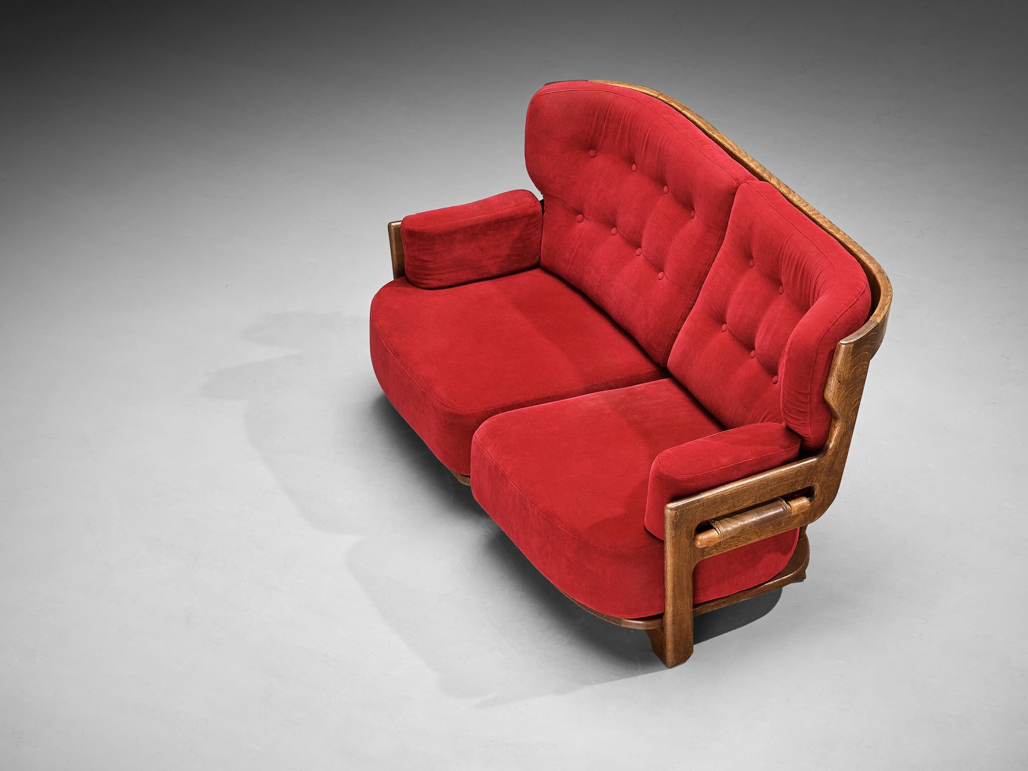 Guillerme & Chambron Sofa „Denis“ aus massiver Eiche und rot-rosa Samt (Mitte des 20. Jahrhunderts) im Angebot