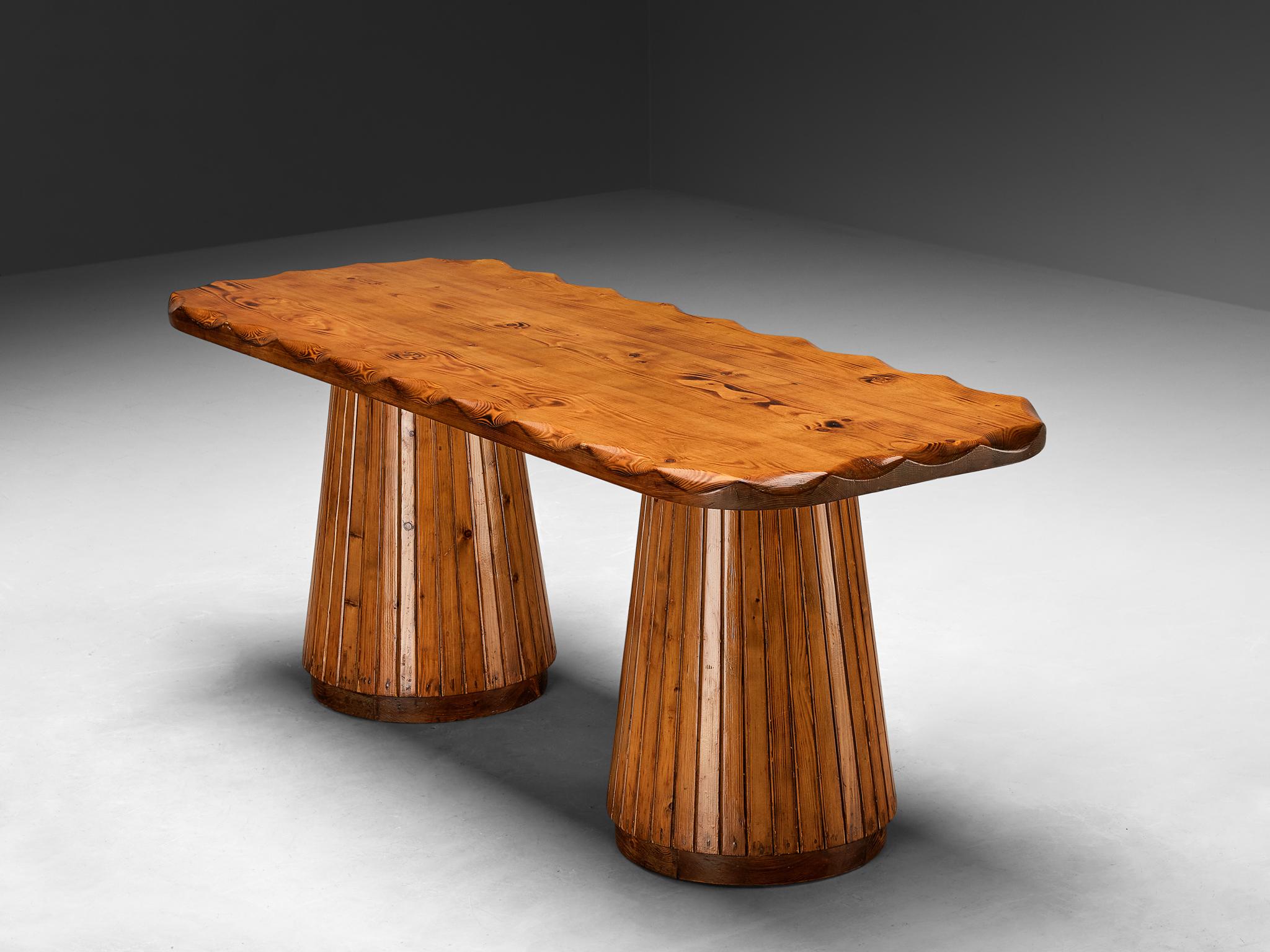 Table de salle à manger, pin, Italie, années 1960

La taille importante, l'utilisation de matériaux particuliers et les superbes sculptures se combinent pour former une table exceptionnelle, parfaite pour tous ceux qui cherchent à insuffler une