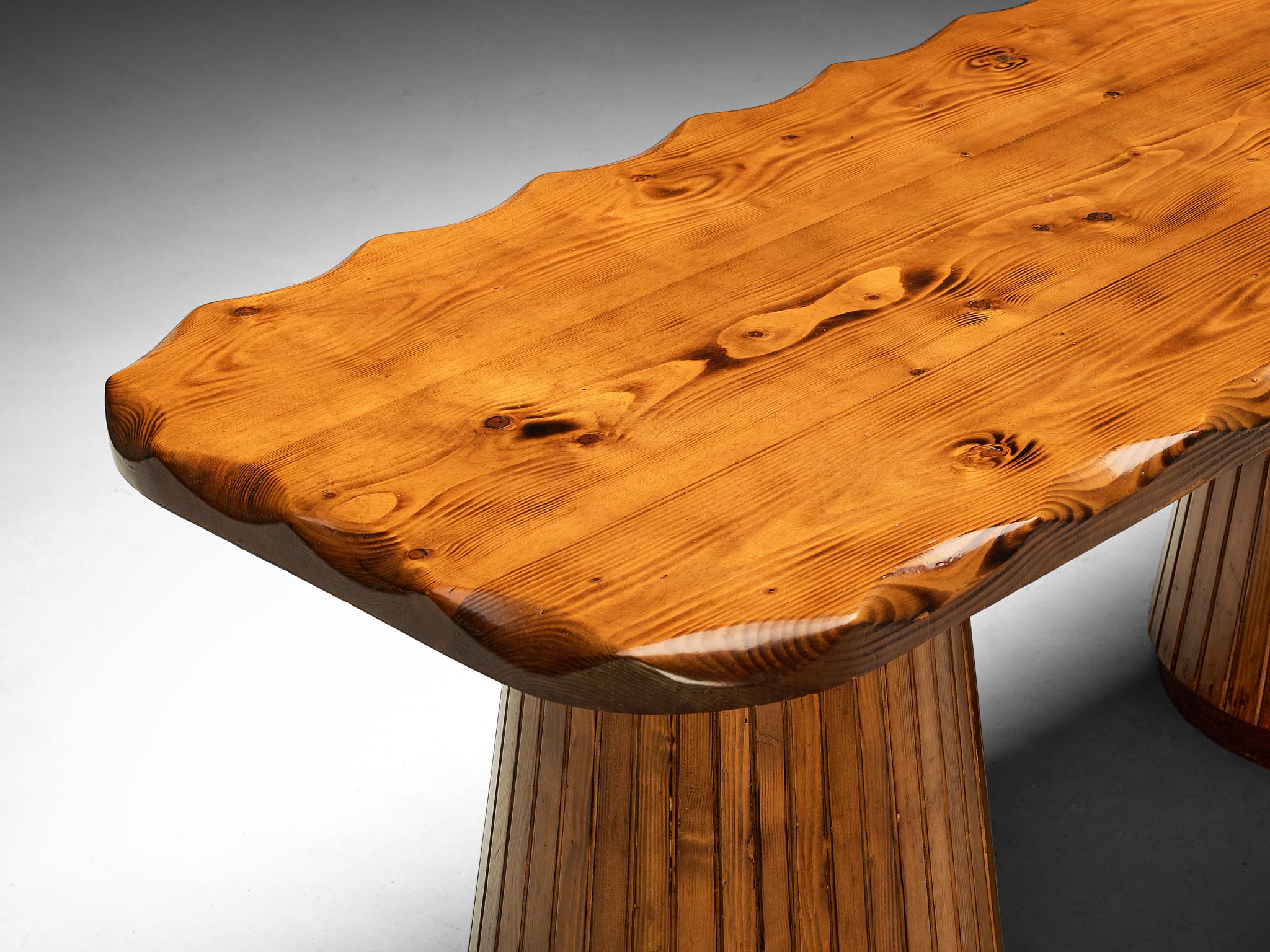 Mid-Century Modern Table de salle à manger naturaliste italienne en pin en vente