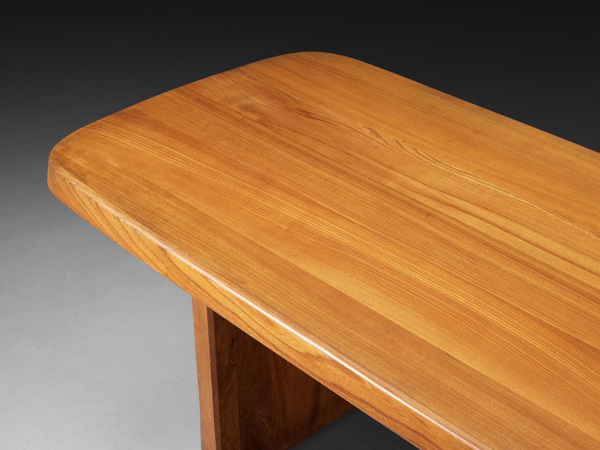 Pierre Chapo, table de salle à manger, modèle 'T20A', bois d'orme, France, 1972

Conçu en 1972 par Pierre Chapo lors de sa réimagination du concept de table T14, ce design est une première édition qui a conservé la base emblématique du pied-pilier.
