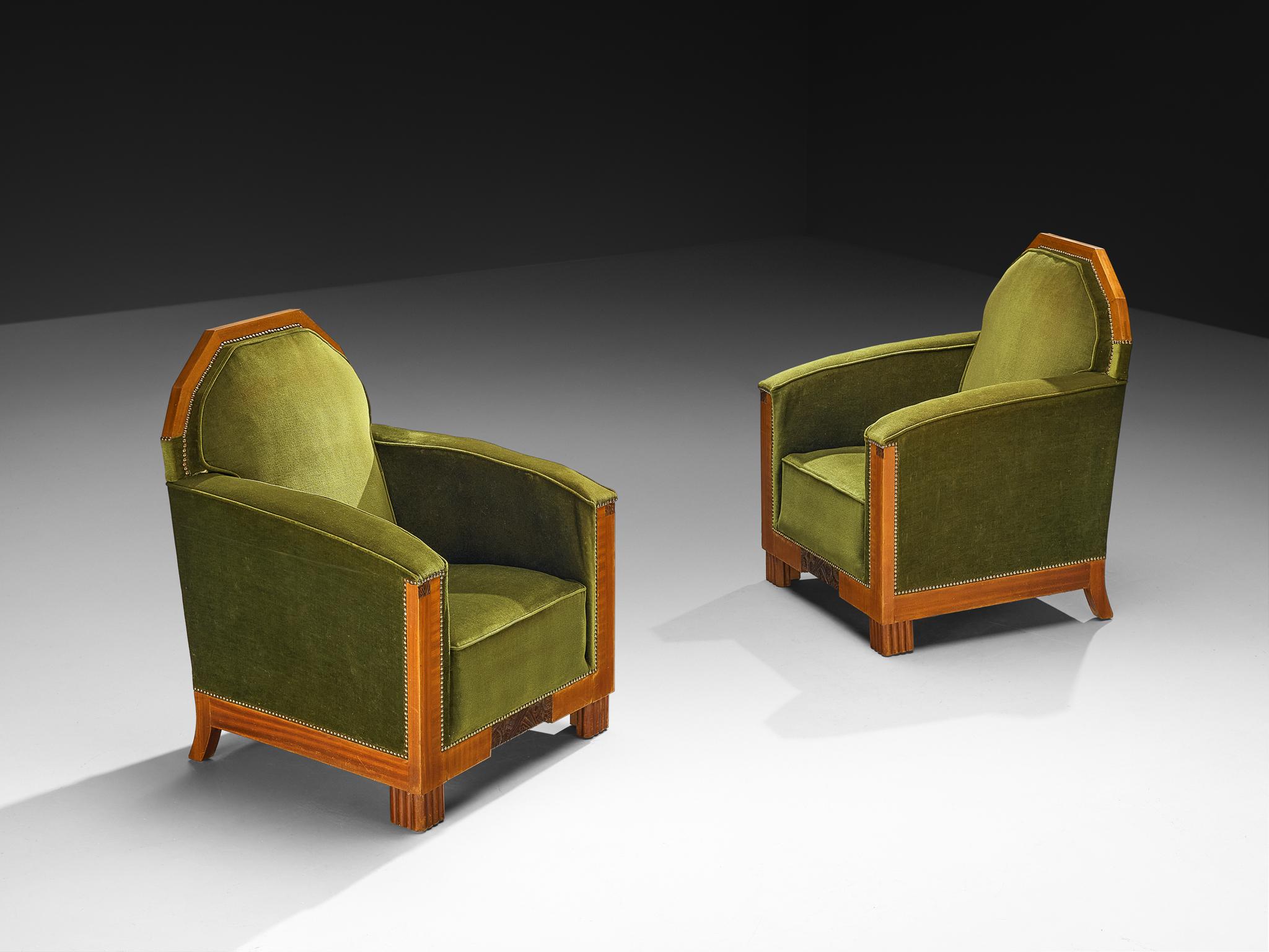Paire de fauteuils, velours, métal, acajou, Europe, années 1930

Cette élégante paire de chaises longues européennes des années 1930 présente un équilibre harmonieux entre une géométrie audacieuse et une douceur accueillante. Rembourré en  En