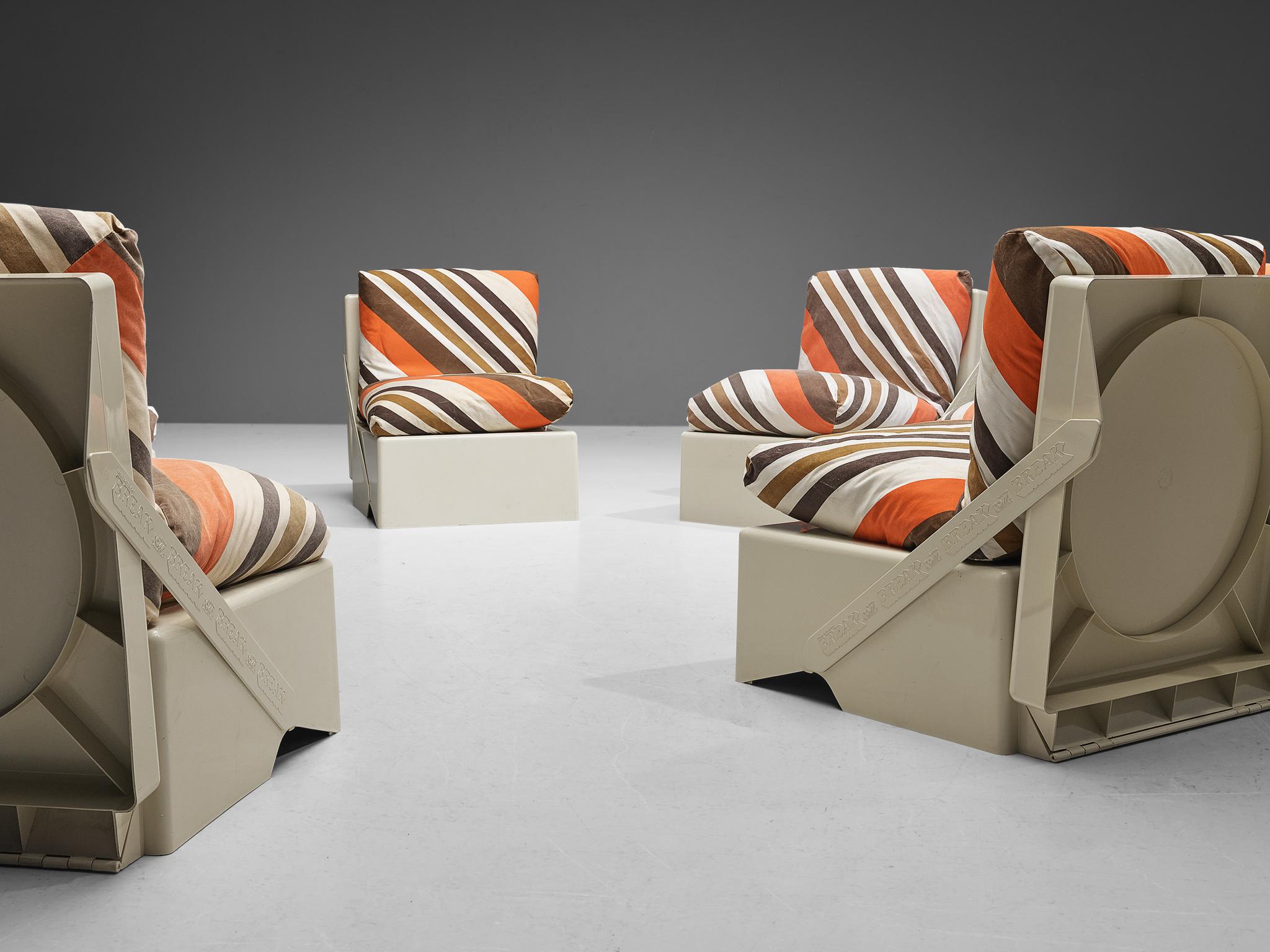 Aldo Barberi für Rossi di Albizzate, klappbare Loungesessel 'Break', Kunststoff, Stoff, Italien, 1970er Jahre

Dieses außergewöhnliche Set aus tragbaren, faltbaren Loungesesseln wurde von dem italienischen Designer Aldo Barberi für seine Serie