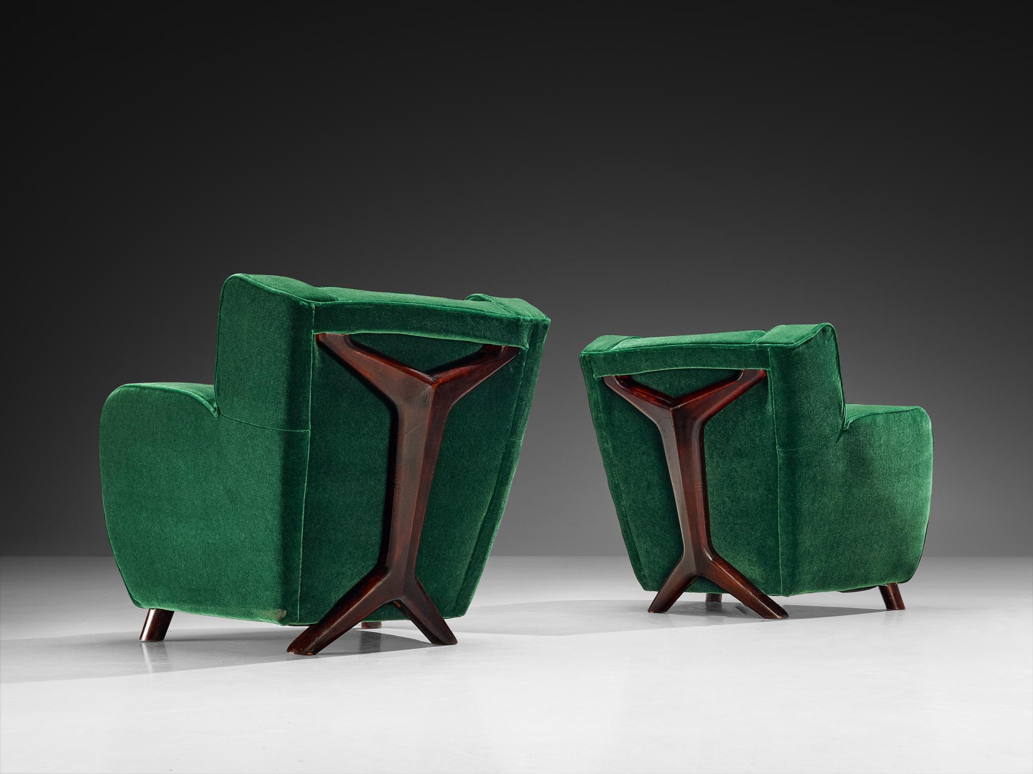 Paire de fauteuils club, retapissés en mohair 