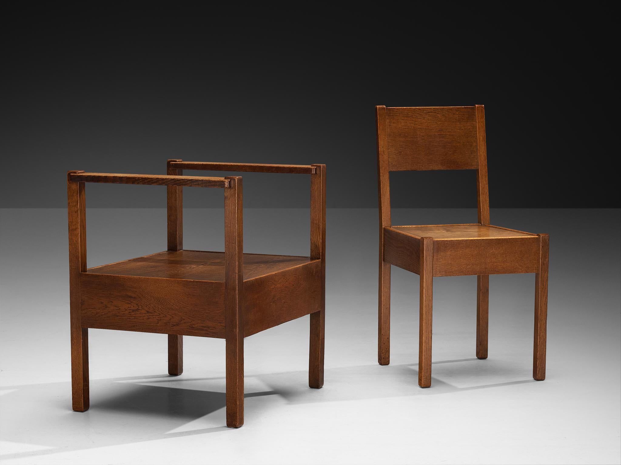 Conjunto de silla y asiento/mesa auxiliar, LOV Oosterbeek, roble, Países Bajos, años 30

Estos artículos ejemplifican la artesanía atemporal del fabricante holandés de muebles LOV Oosterbeek. Hechas de roble macizo, las piezas irradian sencillez y