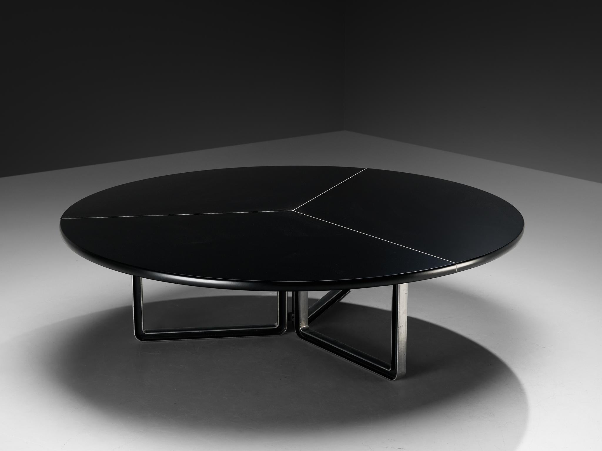 Centro Progetti Tecno, dining table model 'T334A', lacquered wood, aluminum, Italy, 1975-1978

A refined round dining table by Centro Progetti Tecno, featuring a luxurious black lacquered wooden top with an exceptionally smooth, tactile finish. The