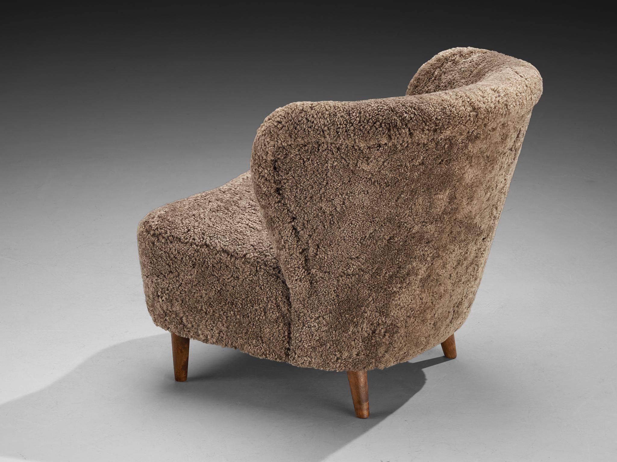 Danois Chaise longue Gösta Jonsson en peau de mouton gris foncé en vente