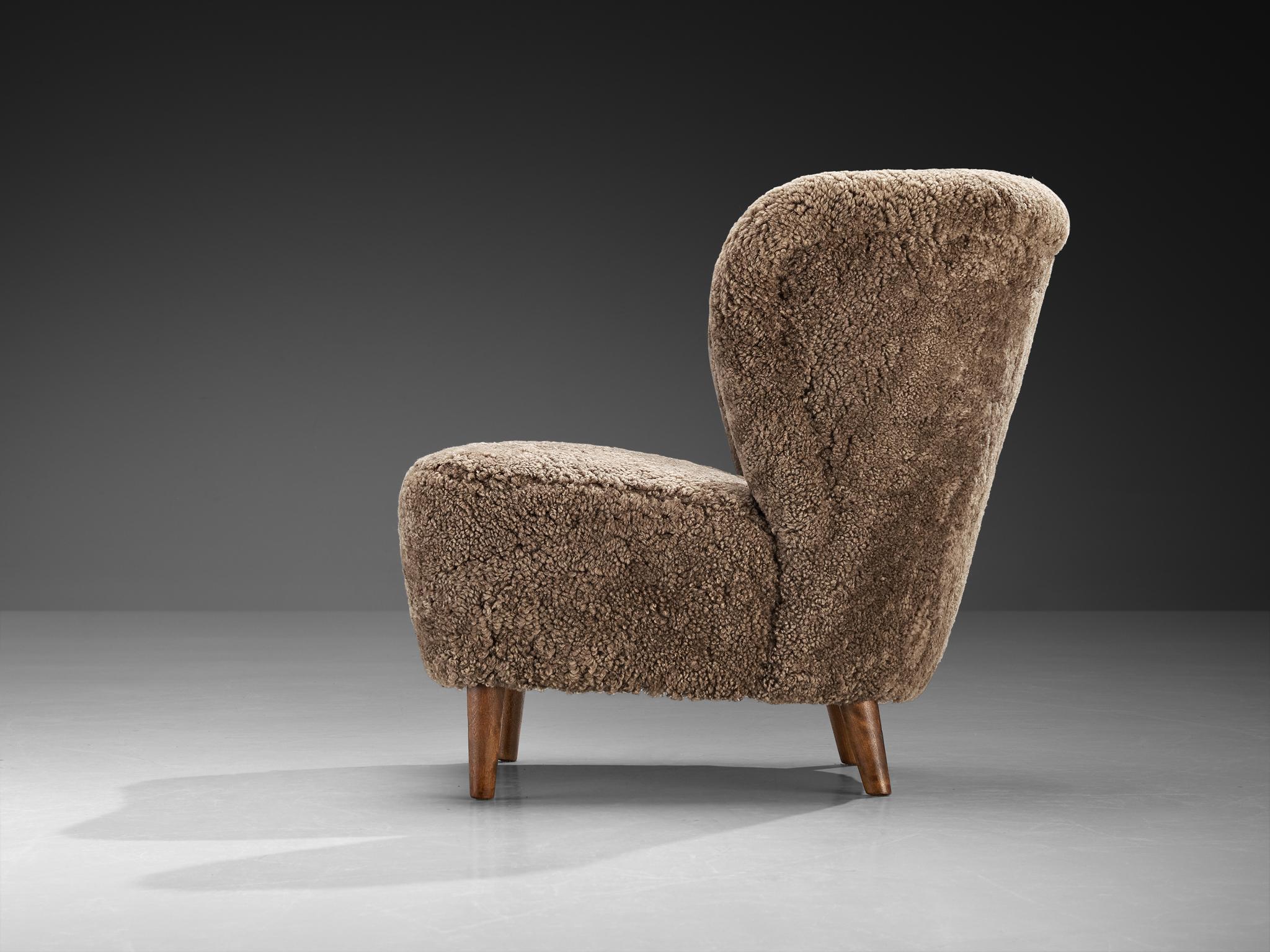 Milieu du XXe siècle Chaise longue Gösta Jonsson en peau de mouton gris foncé en vente