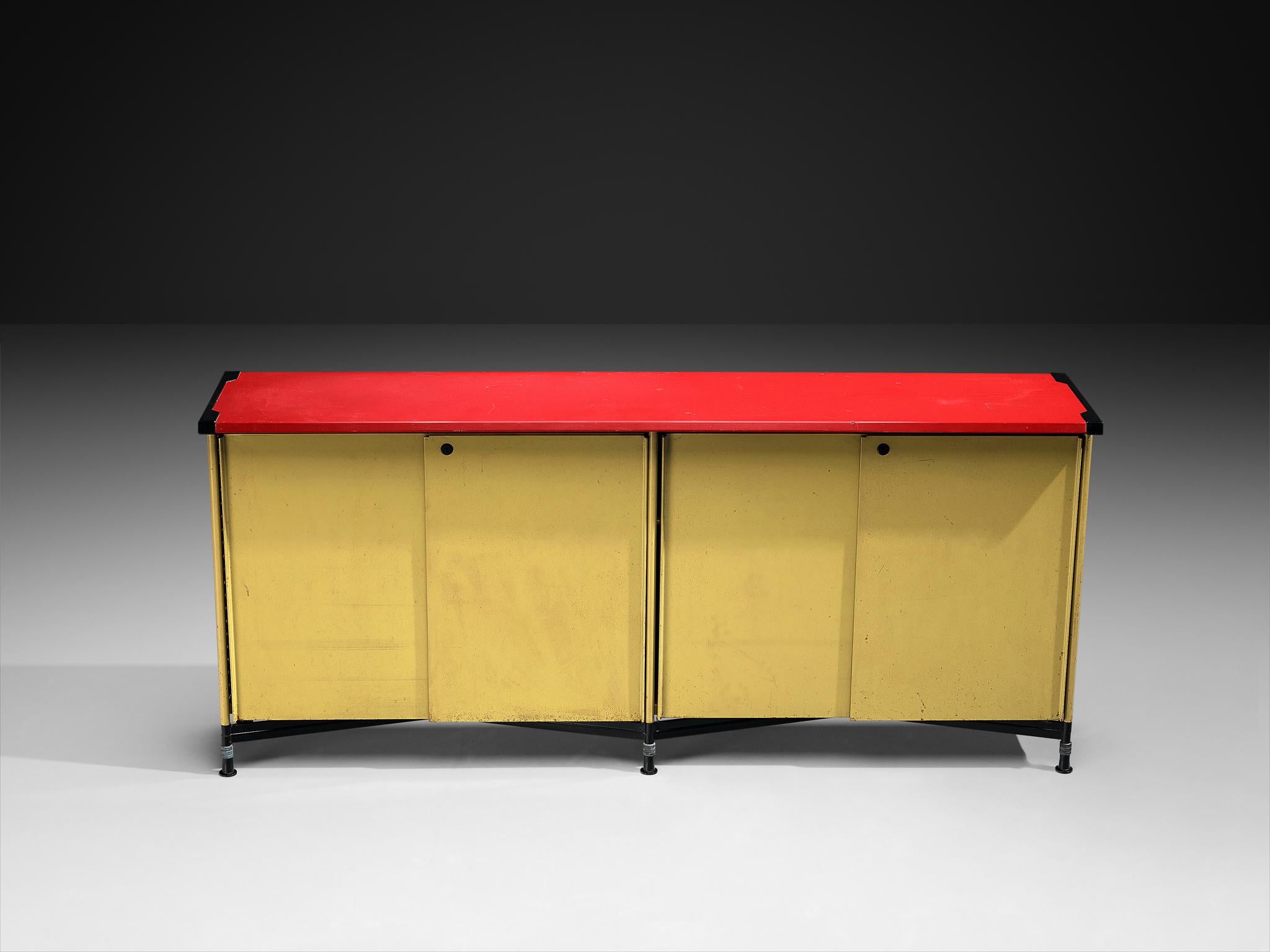 Studio BBPR pour Olivetti, buffet 'Spazio', acier revêtu, vinyle, plastique, Italie, design 1959/60, production 1960 

En 1954, Olivetti, le fabricant italien de matériel de bureau, engage BBPR pour concevoir son showroom new-yorkais sur la