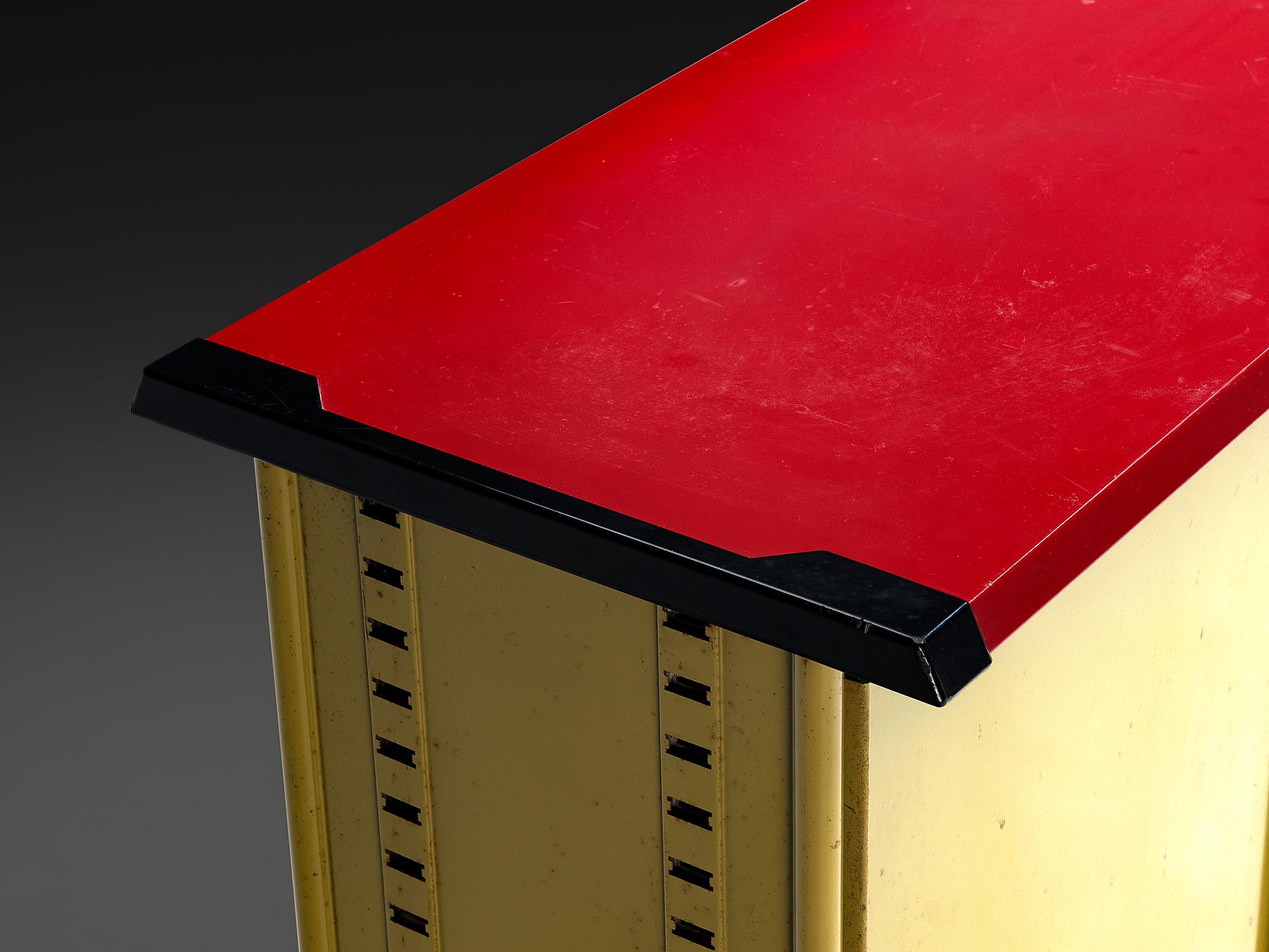 Mid-Century Modern Studio BBPR for Olivetti 'Spazio' Sideboard in Green Coated Steel with Red Top (buffet en acier peint en vert et plateau rouge) en vente