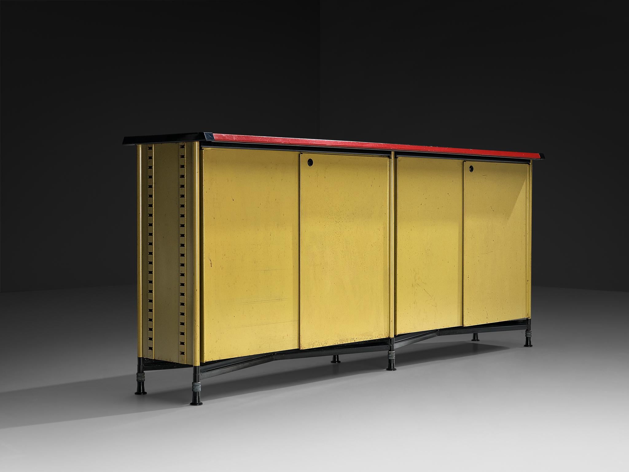 italien Studio BBPR for Olivetti 'Spazio' Sideboard in Green Coated Steel with Red Top (buffet en acier peint en vert et plateau rouge) en vente