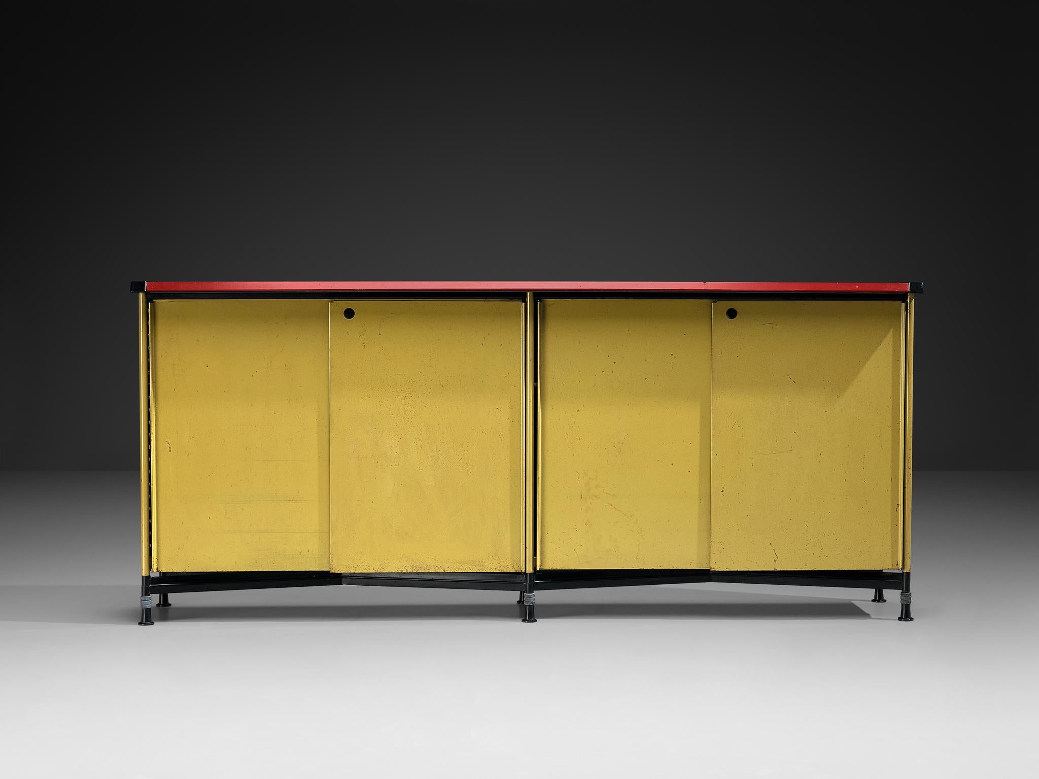 Studio BBPR for Olivetti 'Spazio' Sideboard in Green Coated Steel with Red Top (buffet en acier peint en vert et plateau rouge) Bon état - En vente à Waalwijk, NL