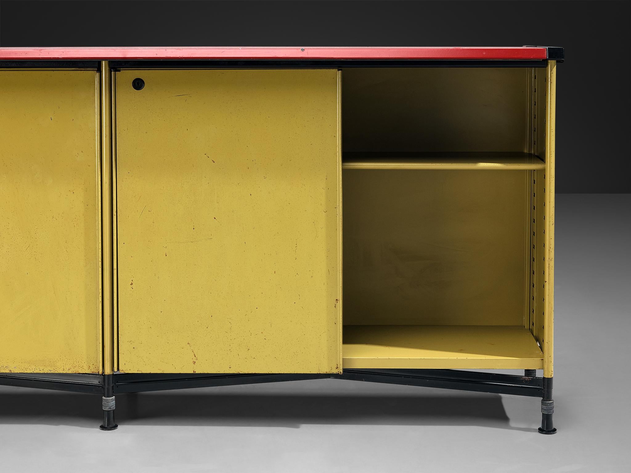 Milieu du XXe siècle Studio BBPR for Olivetti 'Spazio' Sideboard in Green Coated Steel with Red Top (buffet en acier peint en vert et plateau rouge) en vente