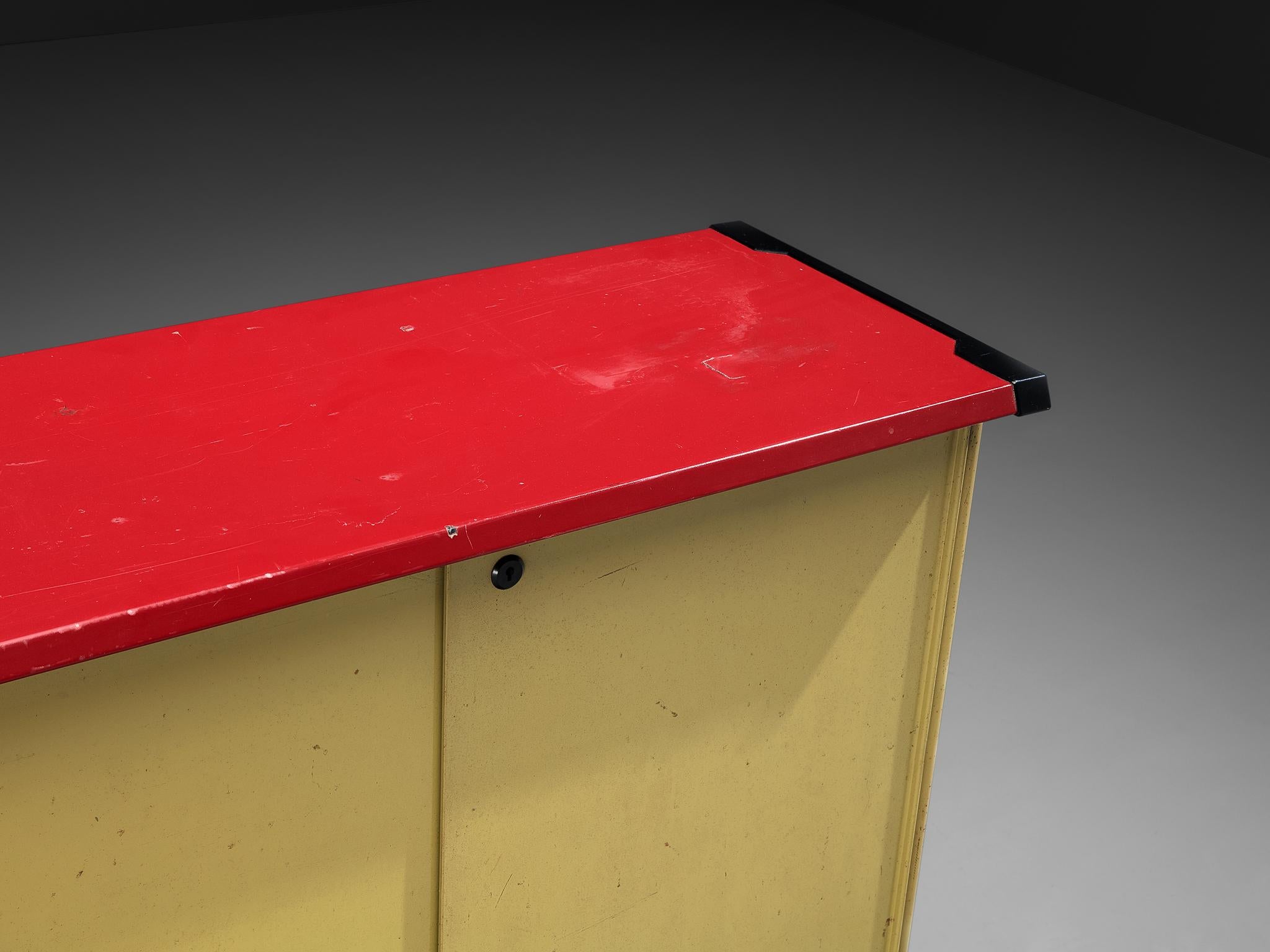 Acier Studio BBPR for Olivetti 'Spazio' Sideboard in Green Coated Steel with Red Top (buffet en acier peint en vert et plateau rouge) en vente