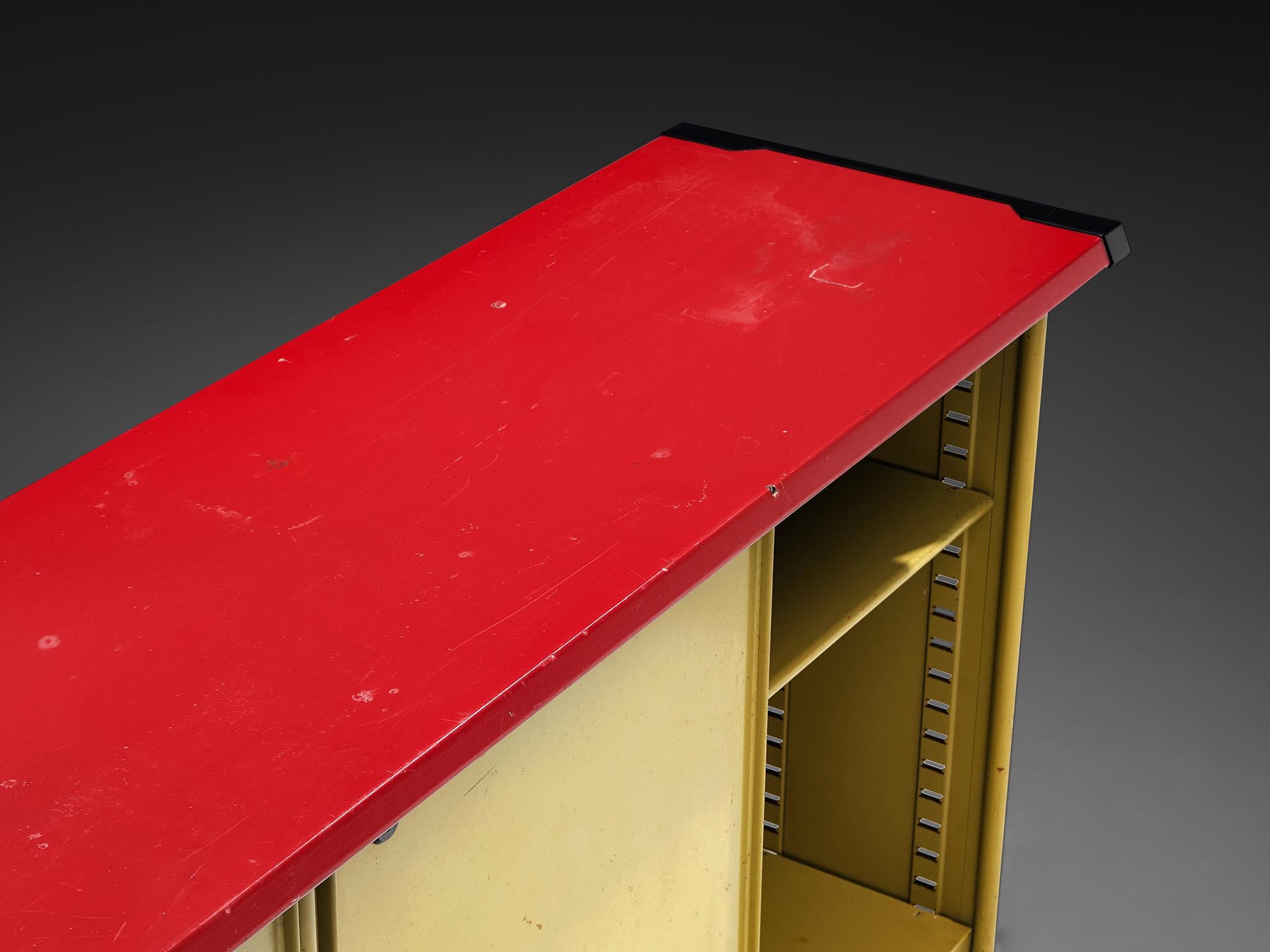 Studio BBPR for Olivetti 'Spazio' Sideboard in Green Coated Steel with Red Top (buffet en acier peint en vert et plateau rouge) en vente 1