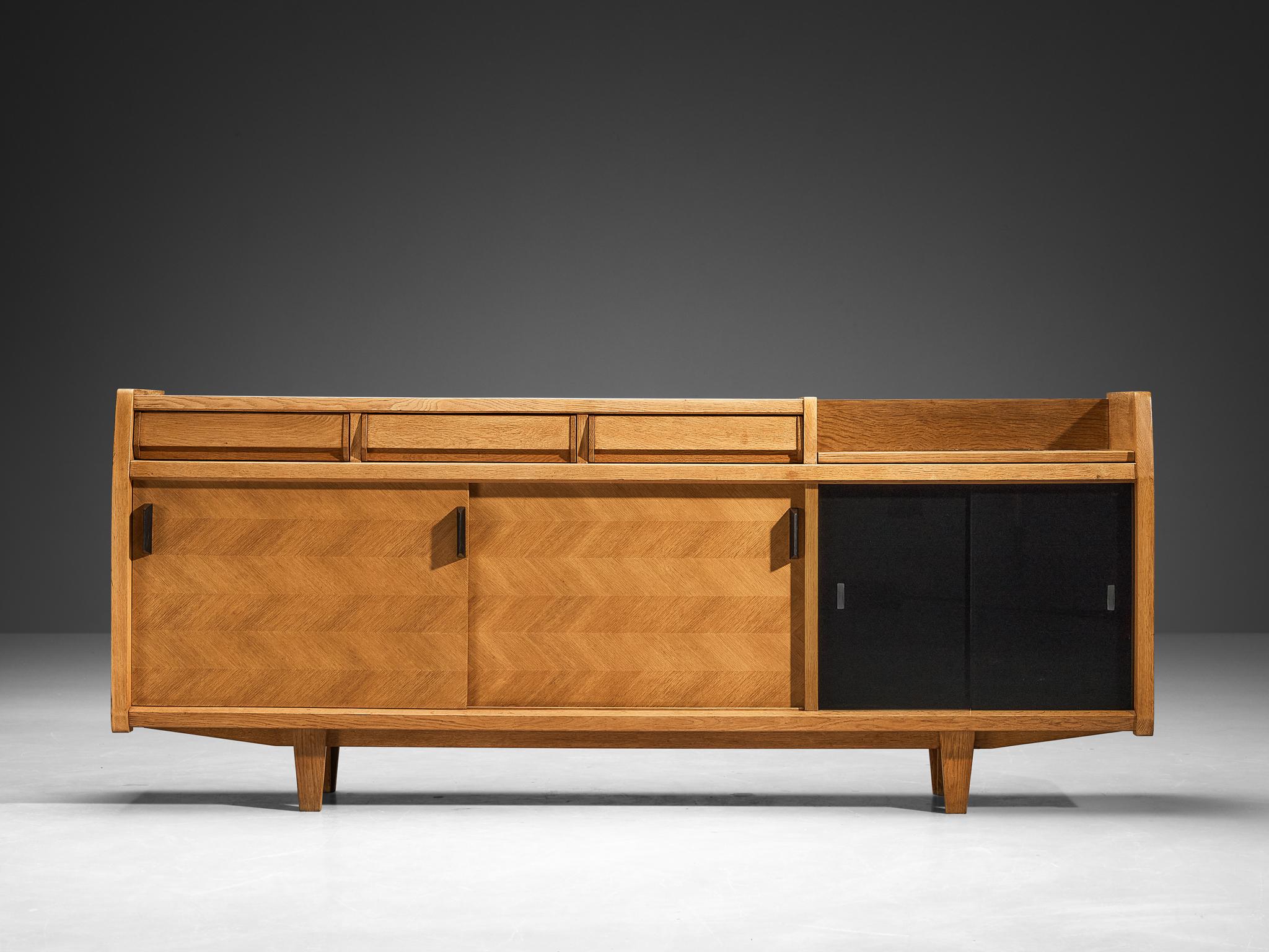Guillerme & Chambron Sideboard with Sliding-Doors in Solid Oak In Good Condition For Sale In Waalwijk, NL