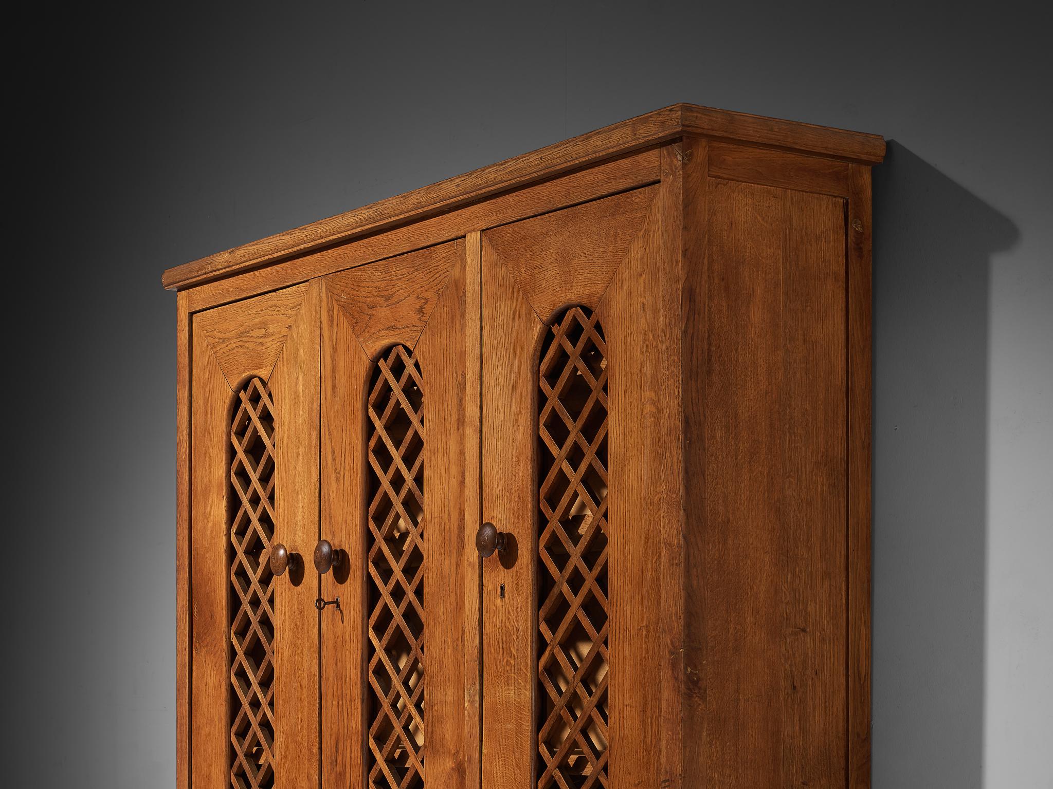 1940s Cabinet in Solid Oak with Latticework For Sale 3
