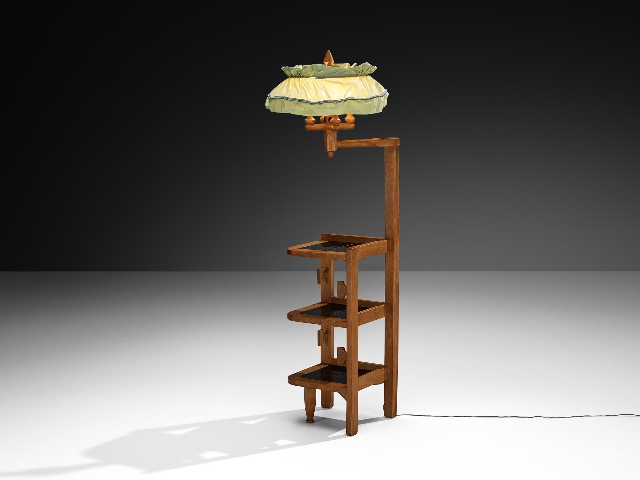 Guillerme et Chambron for Votre Maison, floor lamp with integrated side tables, oak, fabric, ceramic, 1970s

This floor light with integrated side table or shelves, designed by designers Guillerme and Chambron in the 1970s, exudes a rustic charm.