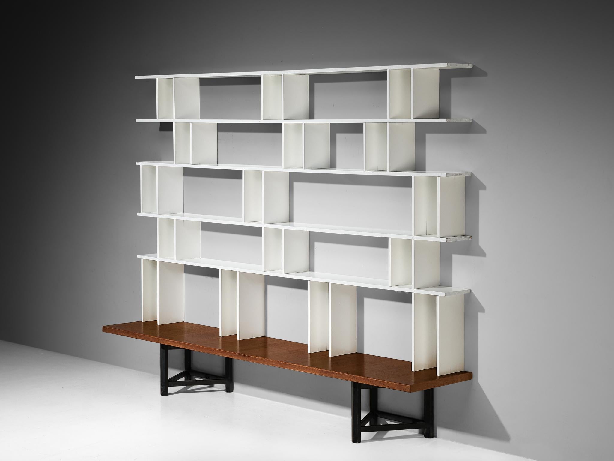 Carl Gustaf Hiort af Ornäs per Huonekalu Mikko Nupponen, libreria 'Välipala', teak, legno laccato, Wood, anni '50.

Progettato dal designer finlandese Carl Gustaf Hiort, questo mobile da parete è un capolavoro architettonico costruito con diversi