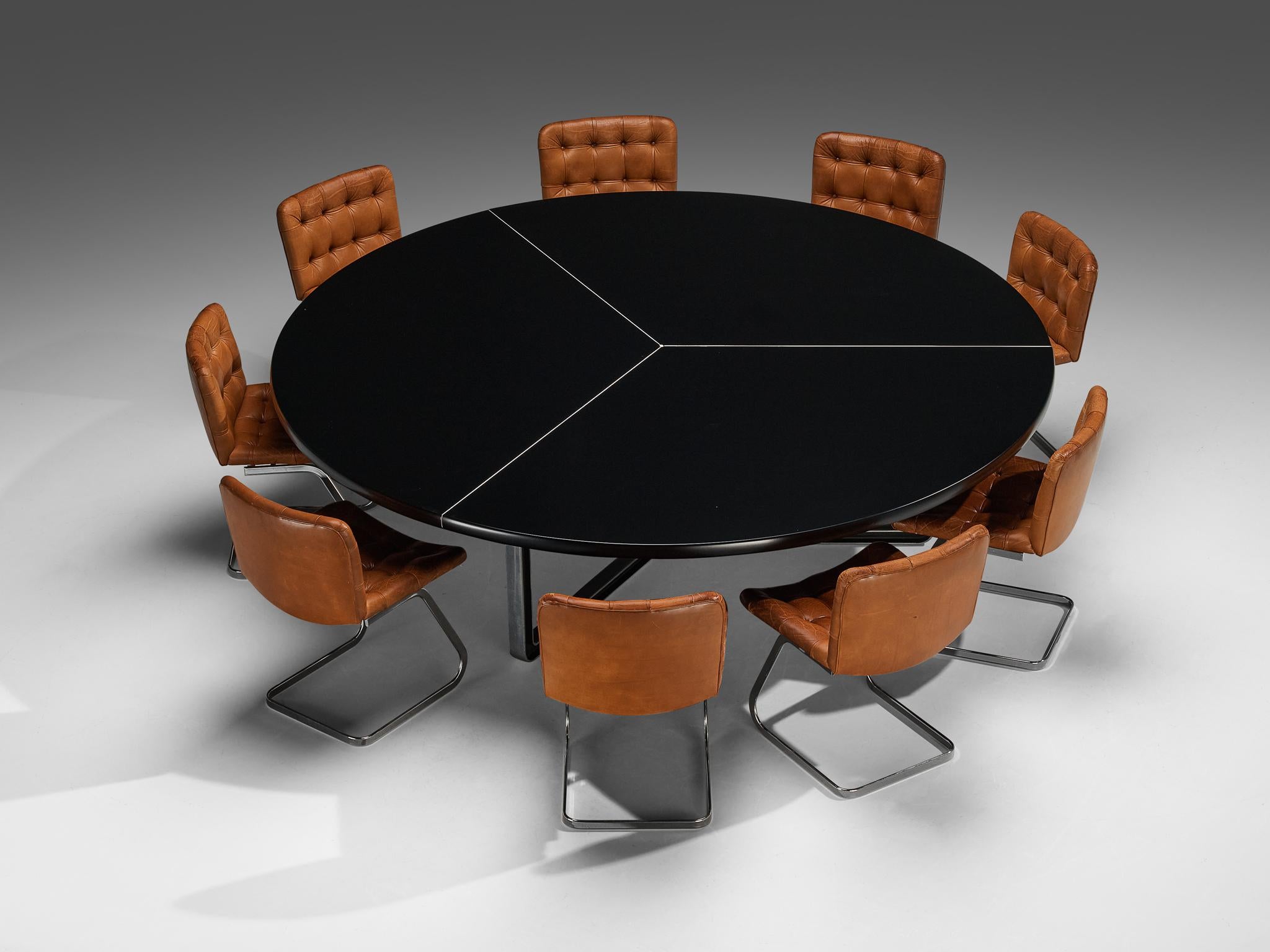 Set consisting of Centro Progetti Tecno table with set of nine Robert Haussman for De Sede chairs


Centro Progetti Tecno, dining table model 'T334A', lacquered wood, aluminum, Italy, 1975-1978

Round dining table with a black lacquered wooden top