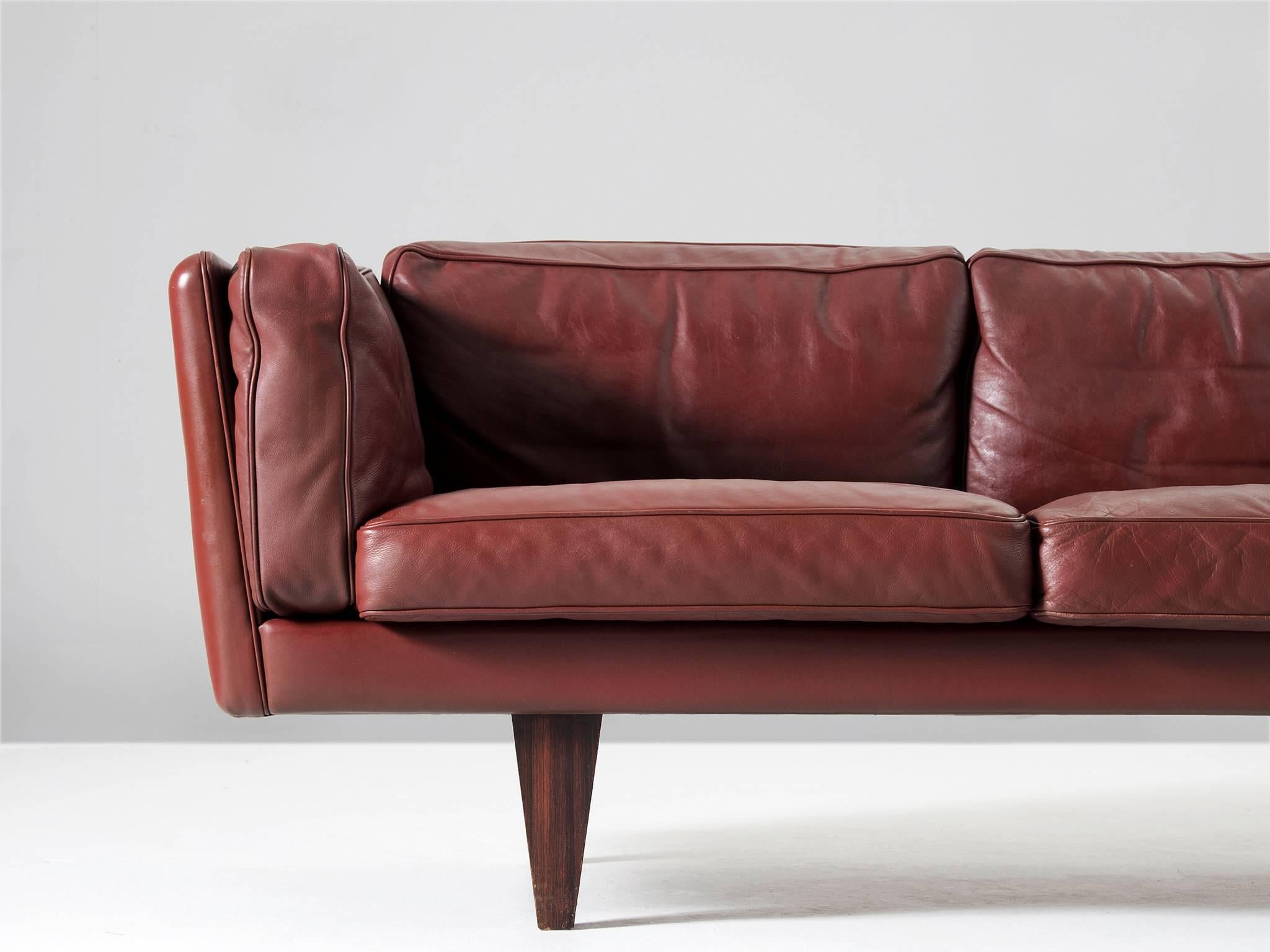 Illum Wikkelsø Fully Restored Sofa in Burgundy Red Leather In Excellent Condition In Waalwijk, NL