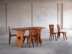 Ensemble de tables et de chaises en pin massif sculpté, chalet français des années 1950