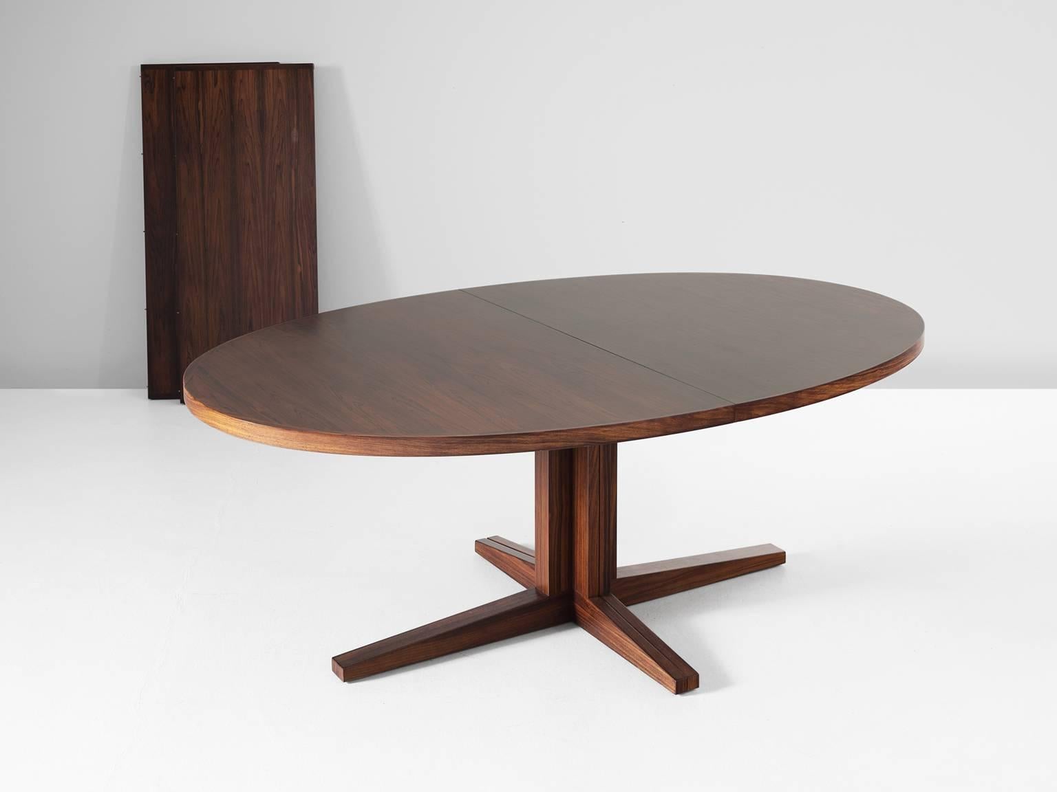 Extendable Oval Dining Table in Rosewood In Good Condition In Waalwijk, NL