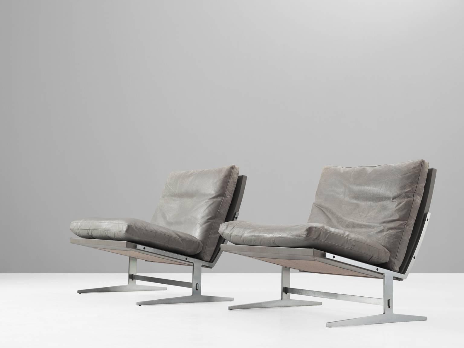 Pair of lounge chairs model BO561, in brushed steel and leather, by Preben Fabricius & Jørgen Kastholm, Denmark, 1962. 

Set of two modern slipper chairs in steel and leather. These chairs hold an L-shaped seating. This shape is repeated in