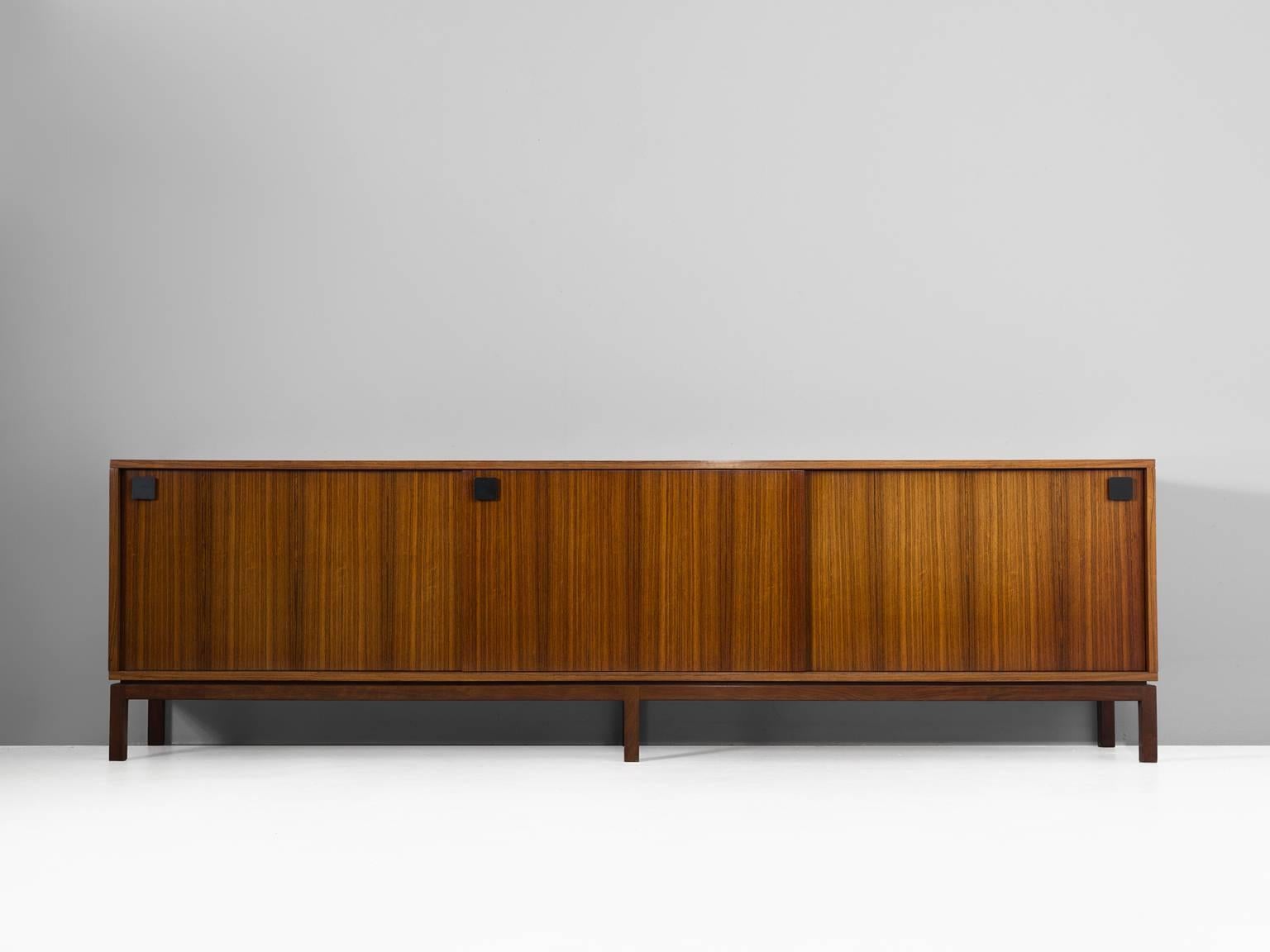 Sideboard in rosewood and maple, by Alfred Hendrickx for Belform, Belgium 1960s.

Large sideboard in rosewood. This credenza consists of three sliding doors with characteristic black square handles. The design of this model is simplistic, with