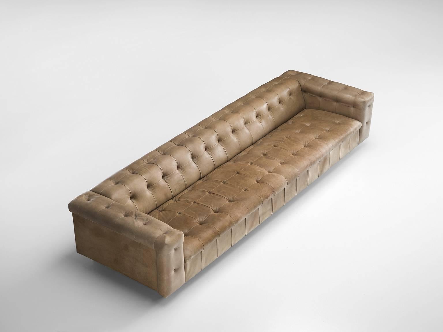 Sofa, 'RH-306', cognac to caramel leather, by Robert Haussmann for De Sede, Europe, 1960s. Measure: 3.60m.

This grand sofa is both grand in its dimensions yet also in its use of material. The leather that is used on this sofa is of a very high