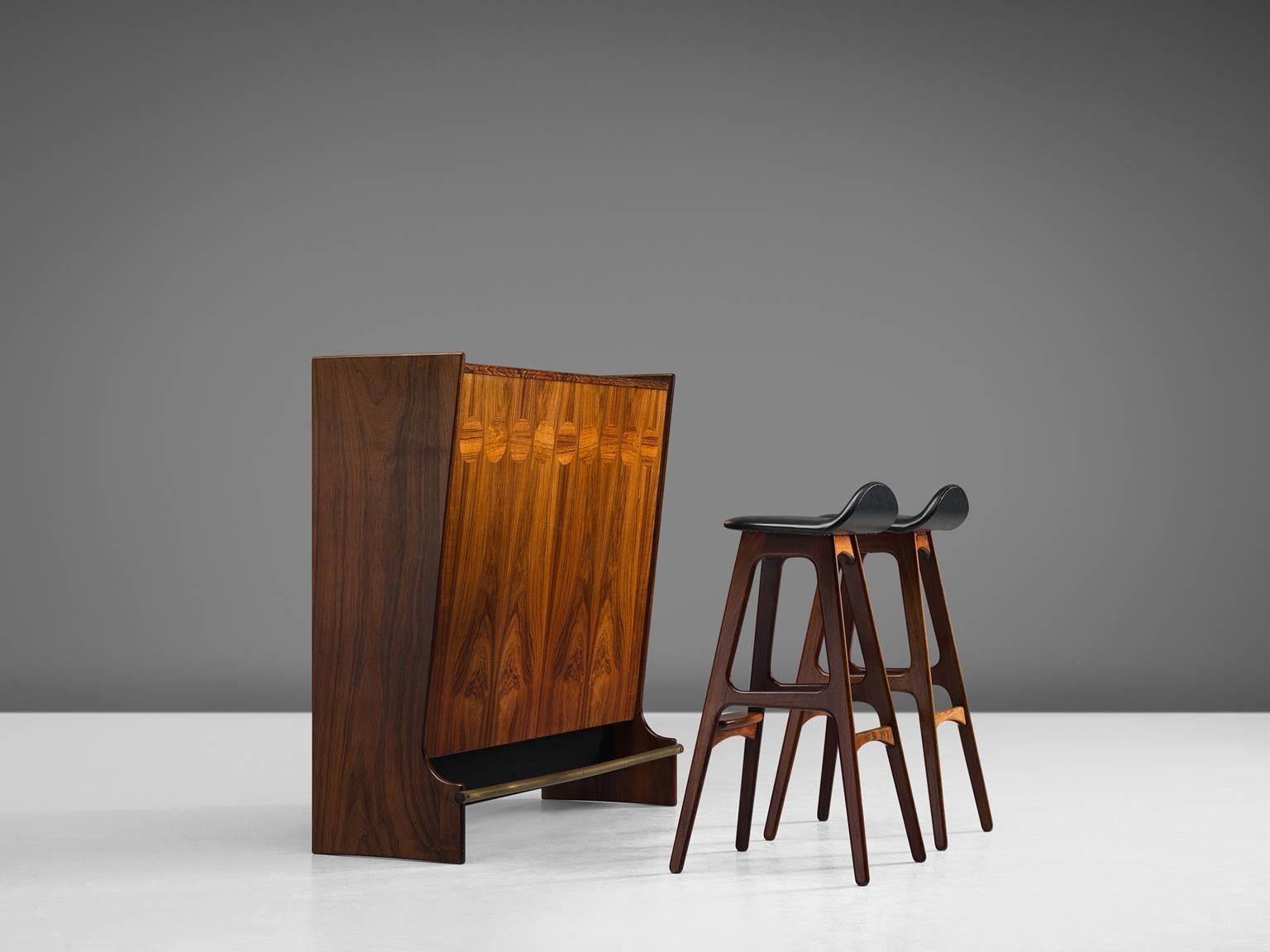 Johannes Andersen, bar in rosewood, glass and steel for Skaaning & Søn, model SK 661, Denmark, 1960s and two bar stools by Eric Buck.

Stools are not included in the price

This wonderful little rosewood bar is designed by Johannes Andersen.