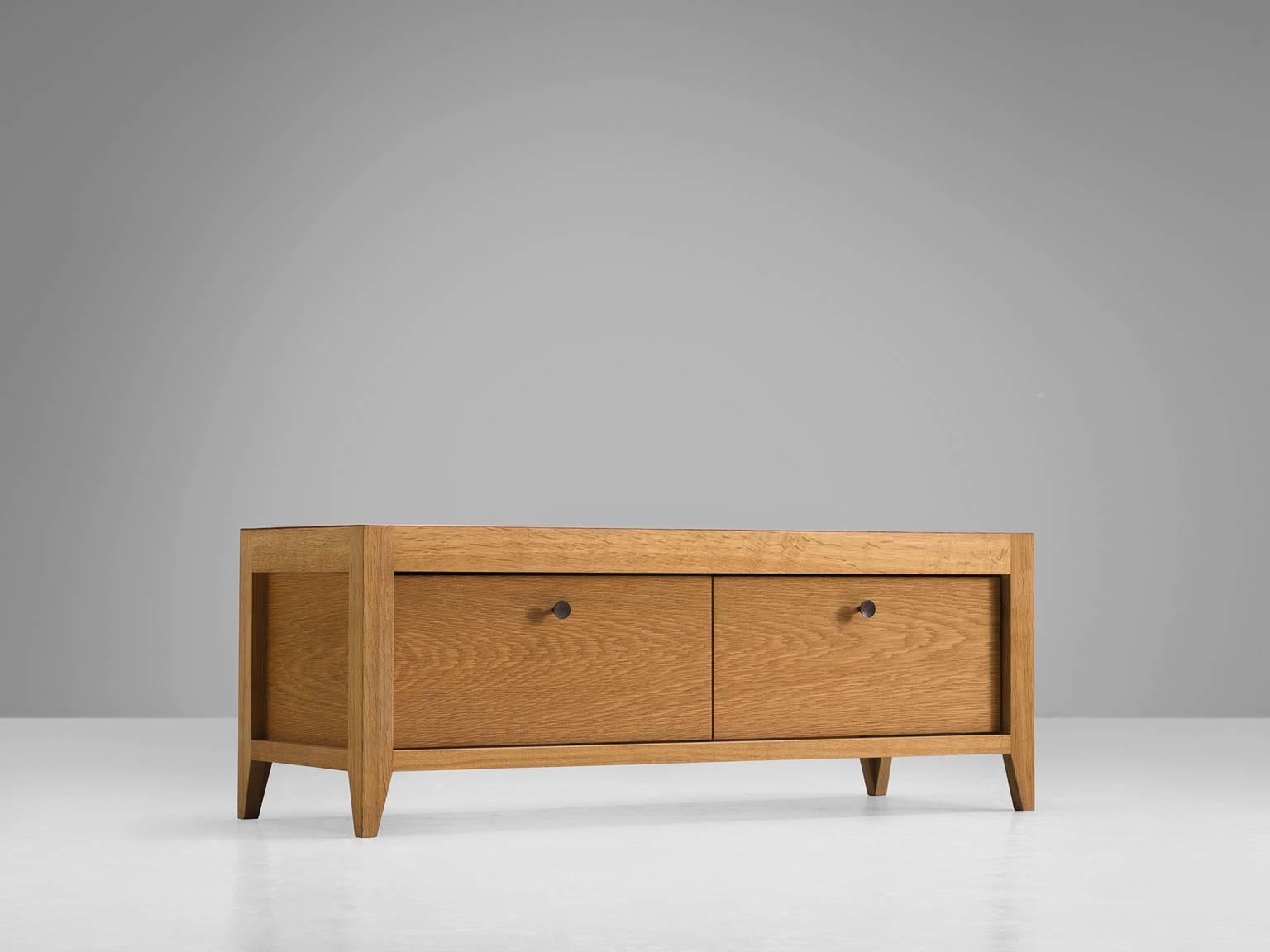 Oak side board and bench, in leather and oak, Denmark, 2000s.

This low bench versus cabinet features two drawers with browned brass handles and four short, tapered legs. The set is made by the cabinet makers in Denmark and feature the solid