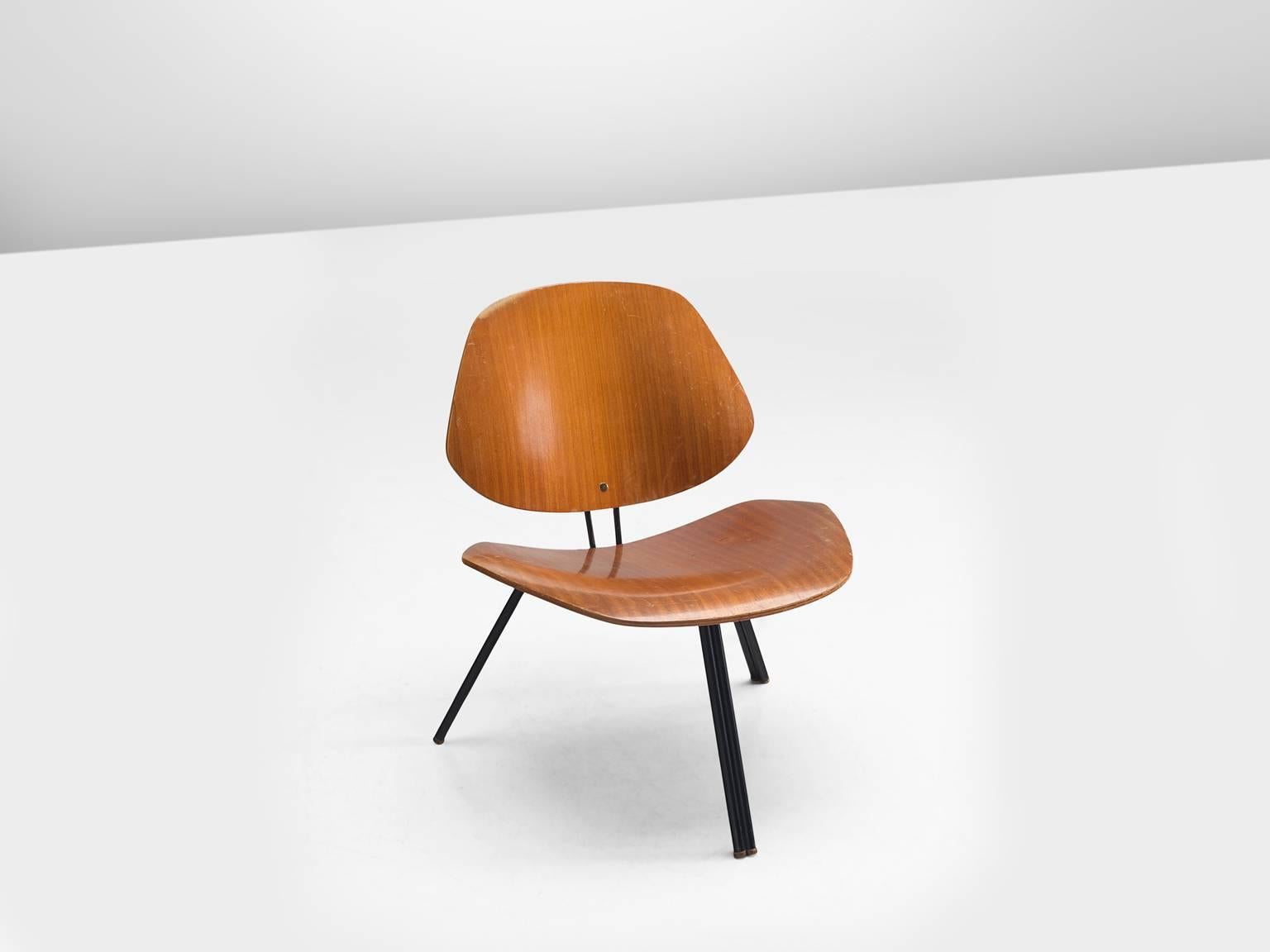 Chairs 'P31', wood and metal by Osvaldo Borsani for Tecno, Italy, 1957

This P31 chair is made by Osvaldo Borsani and produced by Tecno. The ant-legged tripod chair has thin metal black legs with seat and back that, apart from their sizing, are