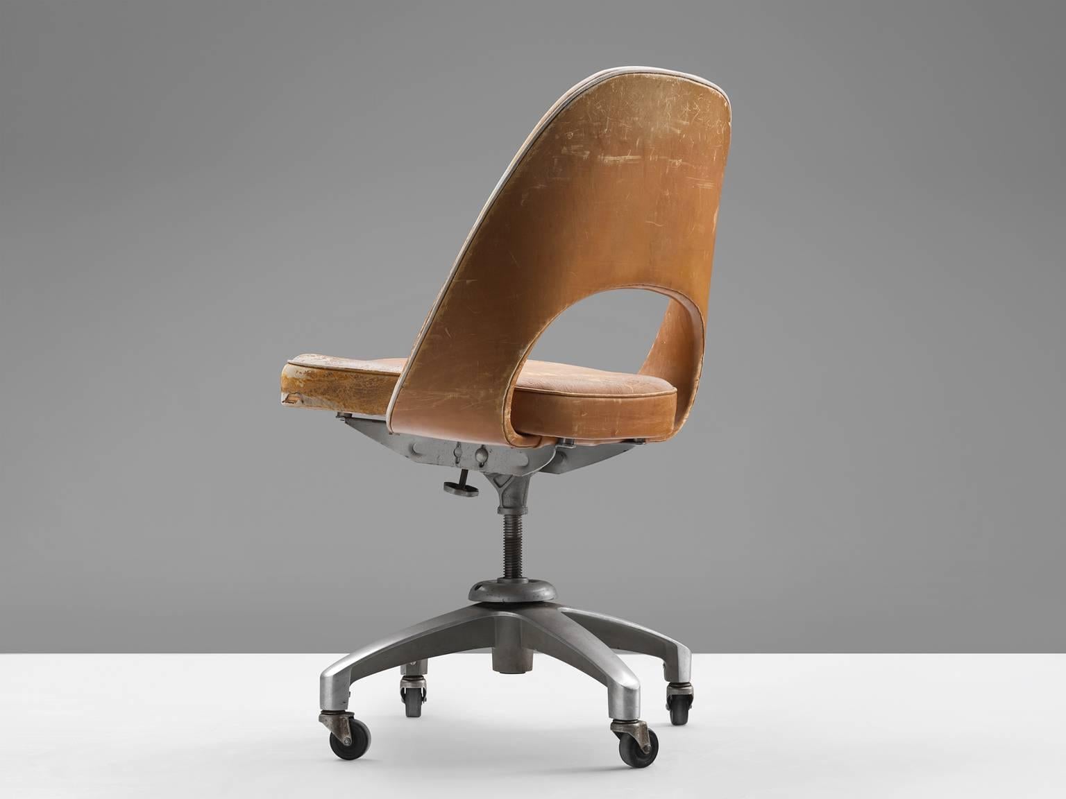 Eero Saarinen attributed, desk chair, steel and leather, United States, 1950s.

This iconic model is attributed to Saarinen and is in original upholstery: in a cognac leather. This chair belongs to the 70-series, more specifically chair 72 US. In