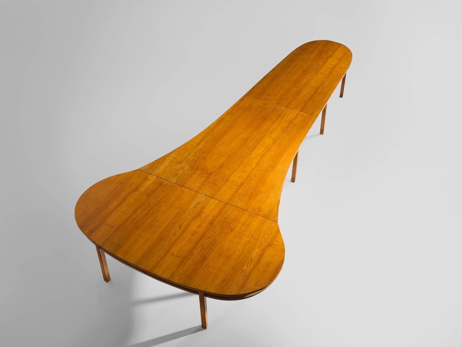 Conference table, oak, Europe, 1950s.

This sadle shaped large table is executed in oak and has a sadle shaped top. The table has eight square legs and a double top. The free-form of this table makes for an excellent table for meetings or other