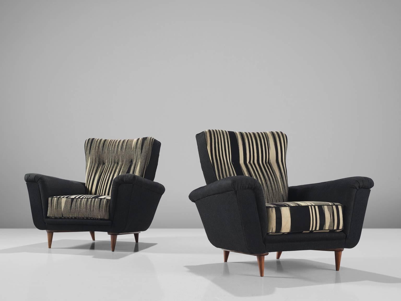 Artifort set of lounge chairs, black and white fabric, wood, The Netherlands, 1950s.

This set of chairs is an iconic example of Dutch design from the 1950s. The design is on the one hand simplistic, with elegant, subtle lines. On the other hand the