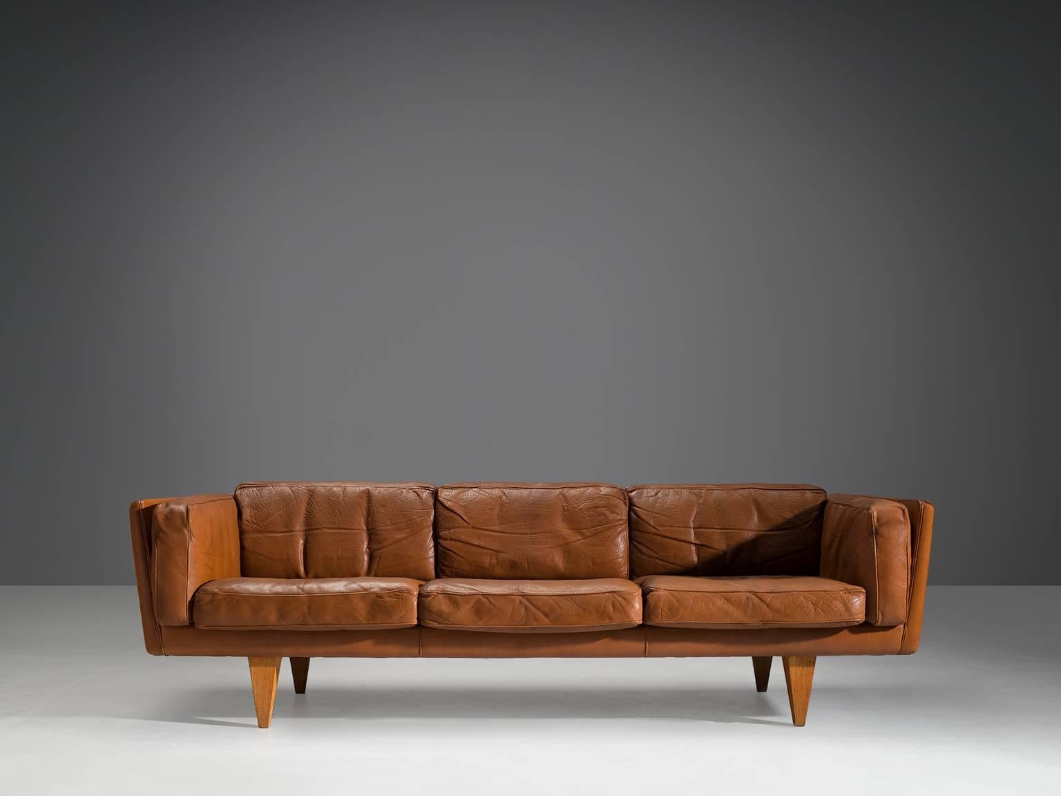 Illum Wikkelsø, sofa model 'V11' in cognac leather and wood, Denmark, 1960s.

This three-seat sofa is designed by Danish designer Illum Wikkelsø. Highly comfortable and beautiful designed sofa with original leather upholstery. The cognac leather