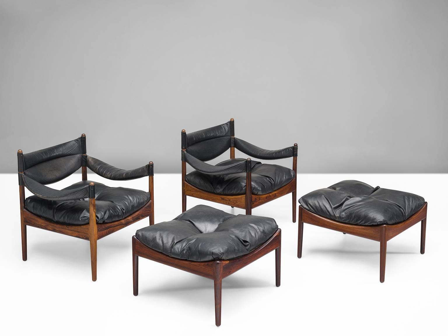 Kristian Solmer Vedel for Søren Willadsen, pair of lounge chairs 'Modus' with ottomans, rosewood and black leather. Design 'Modus', Denmark, 1960s.

This highly comfortable pair of armchairs is provided with two matching footstools. The original