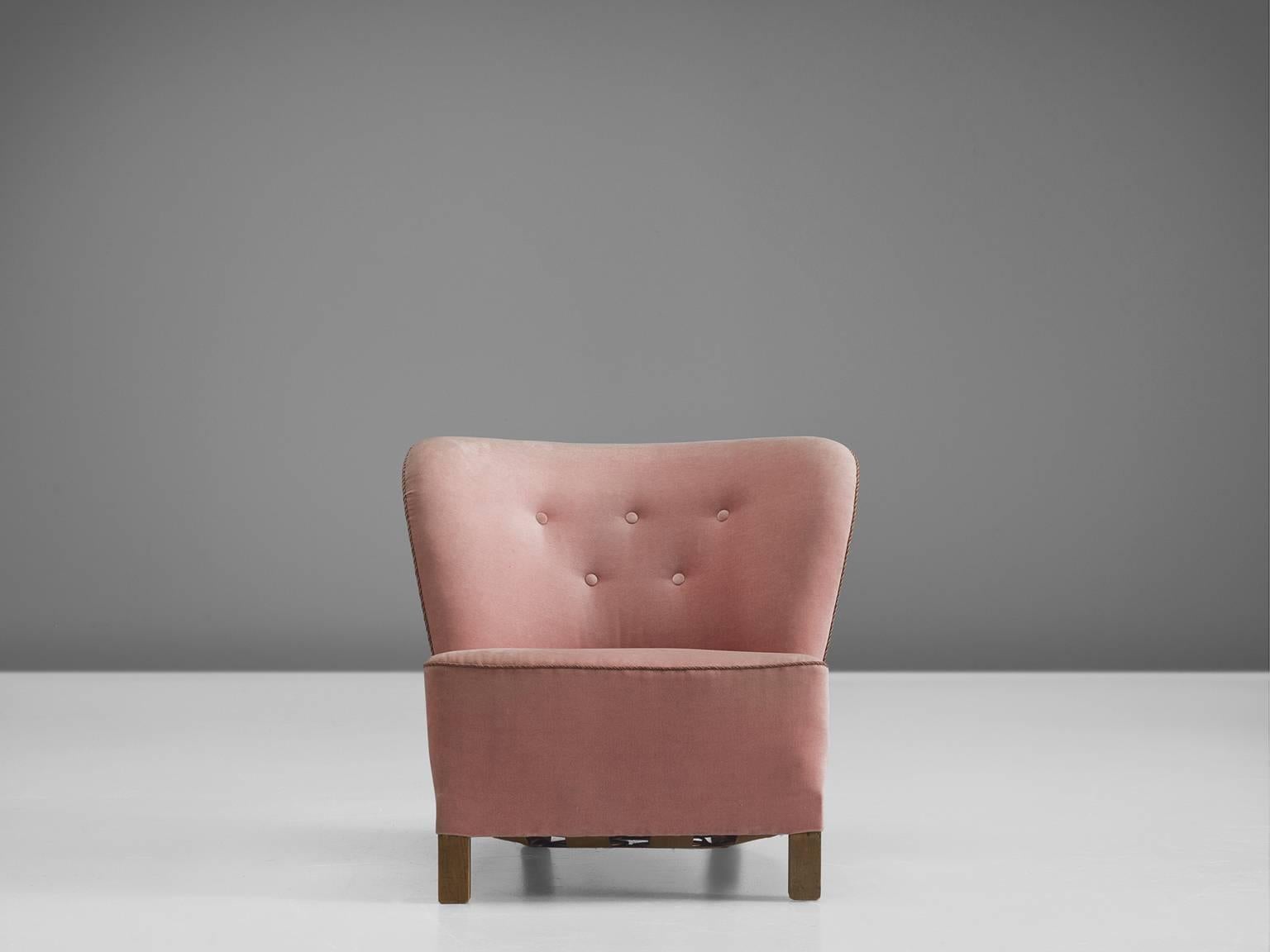 Lounge chair by Otto Færge, pink fabric, wooden legs, Denmark, 1940s

This elegant, curved settee features two quilted lines in the chair's back. The backrest flows slightly outwards when seen from the seat which is the reason that this chair has