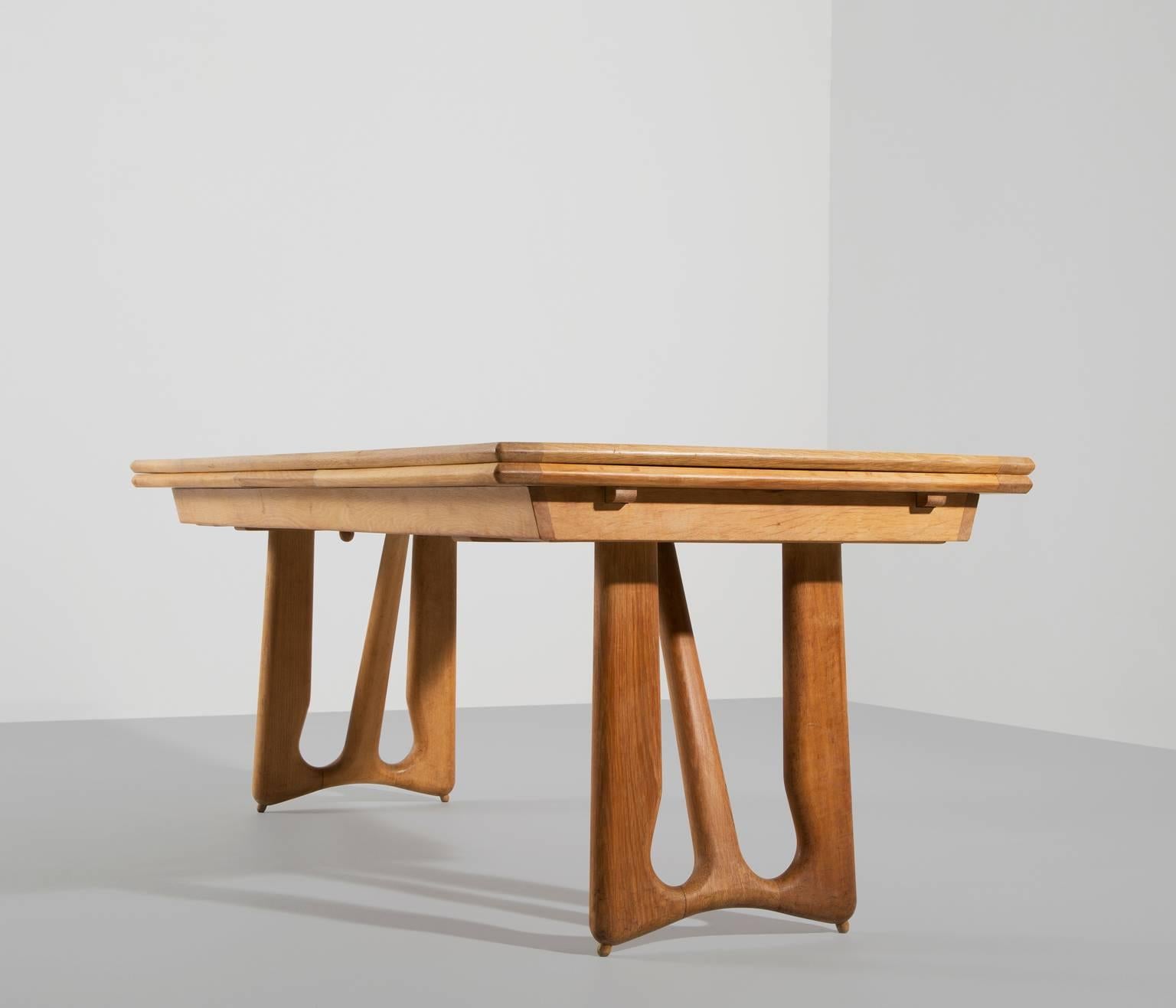 Guillerme & Chambron Extendable Dining Table in Oak In Good Condition In Waalwijk, NL