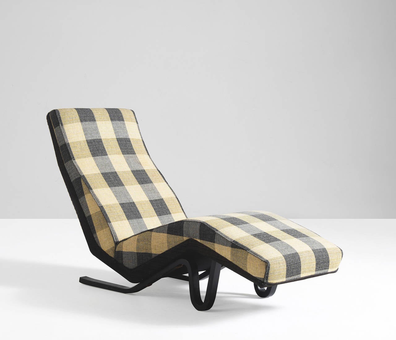 Andrew J. Milne, Chaise longue, beech and fabric, by United Kingdom, 1950s.

This is chaise longue designed by the Brit, Andrew J. Milne. The legs are made of a beech steam-bent frame and are stained black. The daybed features a softly curved