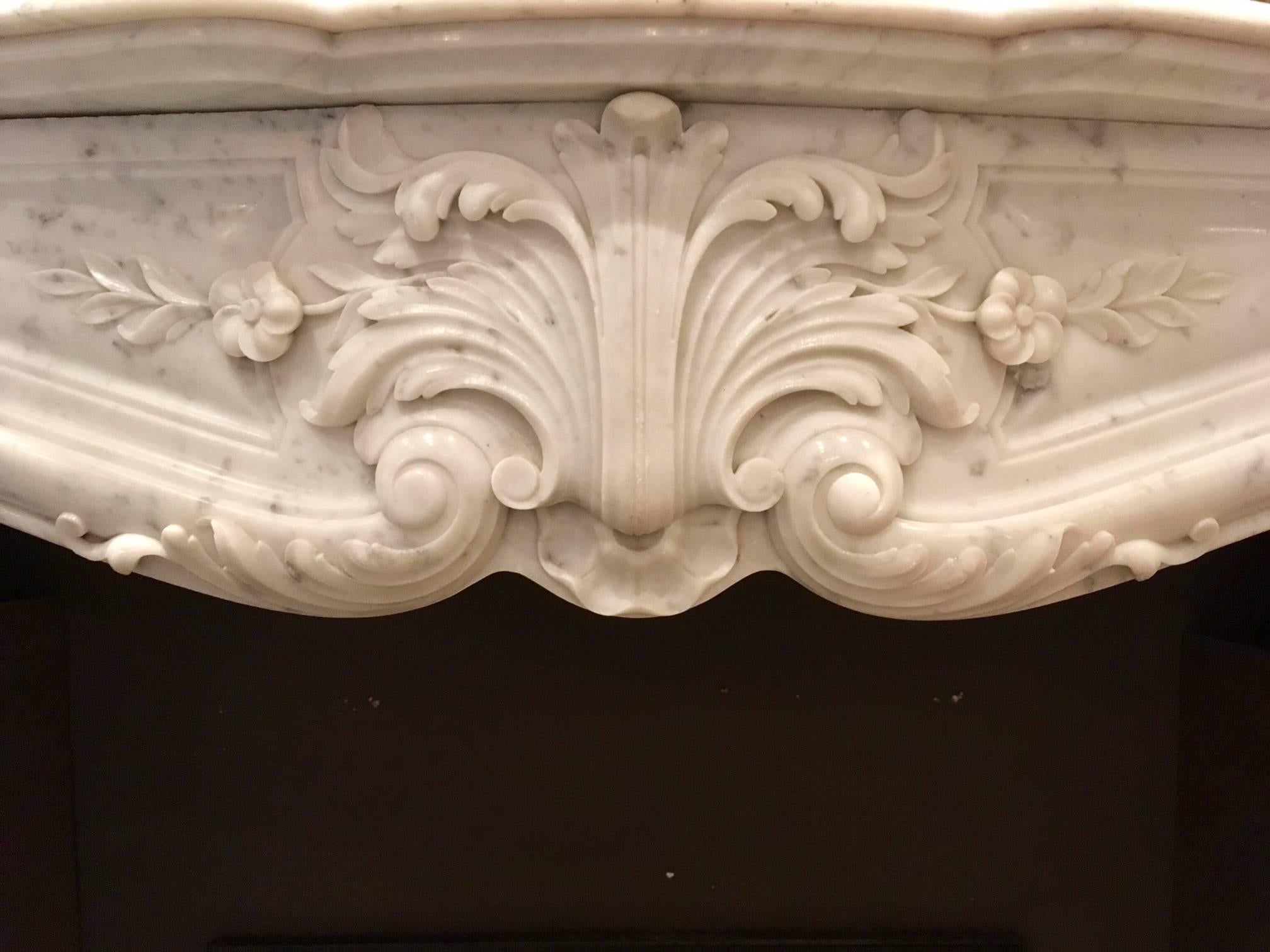 Richly Carved Carrara Marble 19th Century French Fireplace In Good Condition In Baambrugge, NL