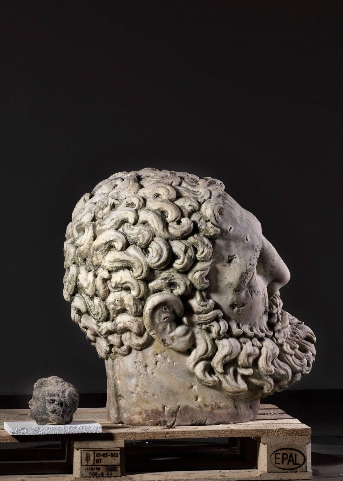 Européen Tête d'Hercule sculptée en marbre blanc à la manière de l'ancien en vente