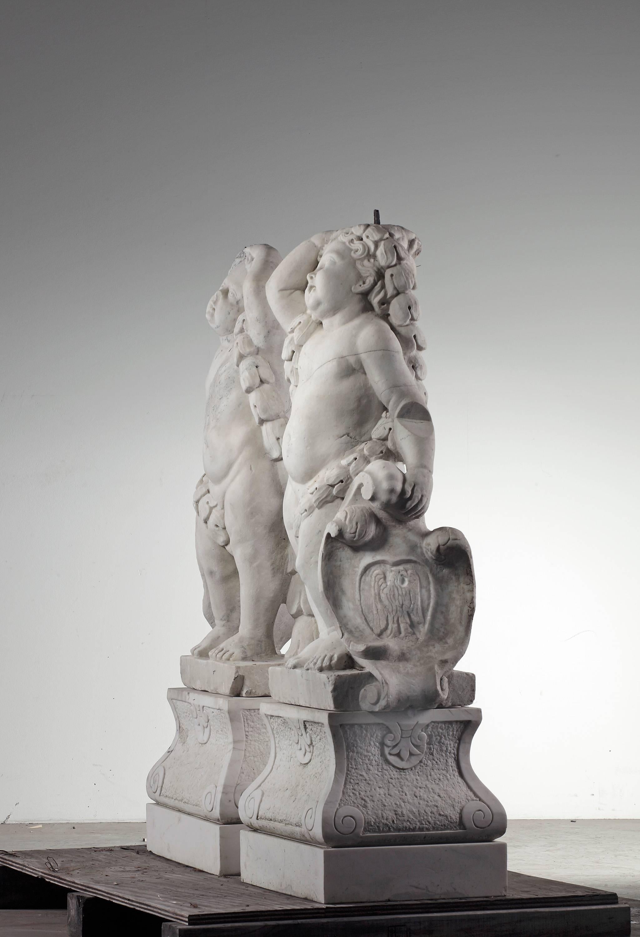 17th Century Flemish Sculped Carrara Marble Putti In Good Condition In Baambrugge, NL