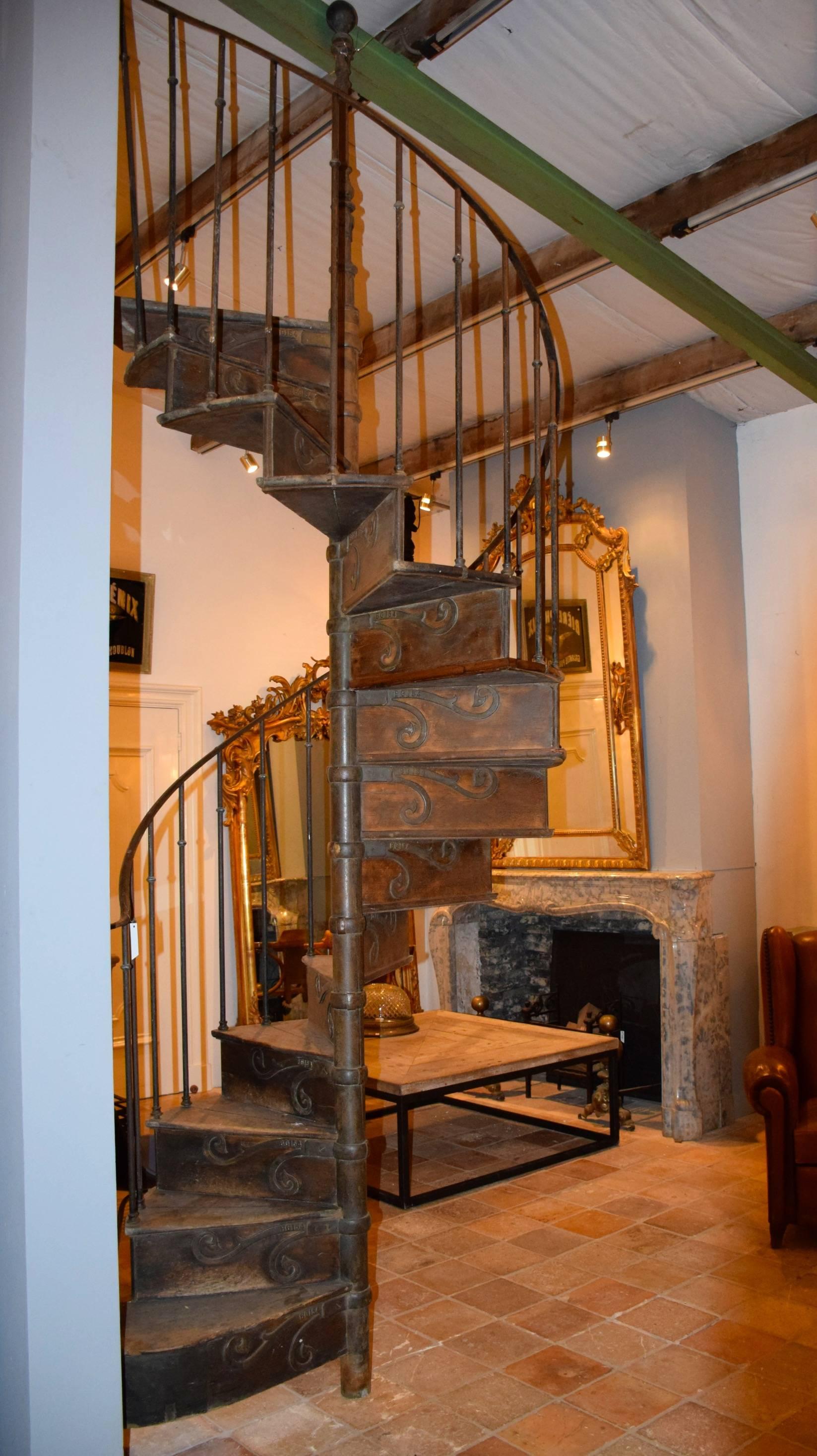 Old French spiral staircase made by B. Gilardi, circa 1910 in Lyon. The staircase is marked BG underneath the steps. The height of this staircase is 285 cm, excluding the balustrade on top. There are 14 steps of the same height and 1 (the first)