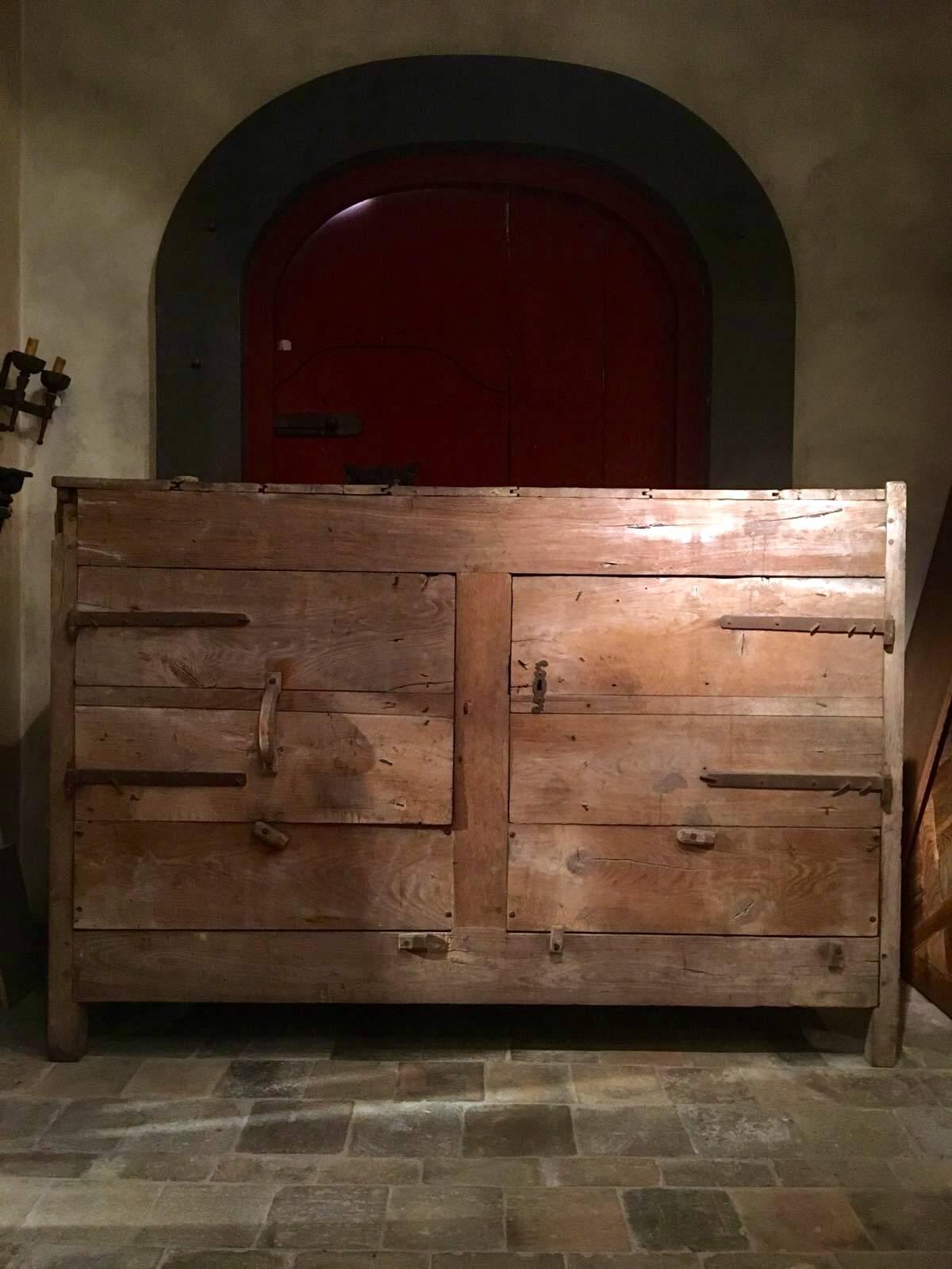 Beautiful and Very Large Rustic Late 17th Century Rural Stock Cabinet In Good Condition In Baambrugge, NL
