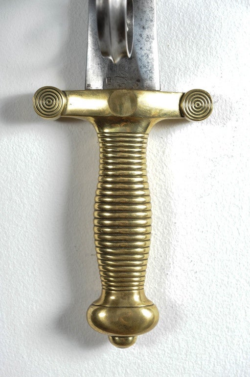 Die Schwerter mit Messinggriffen und Eisenklingen mit alten Gravuren und Herstellermarken, darunter die Jahreszahl 